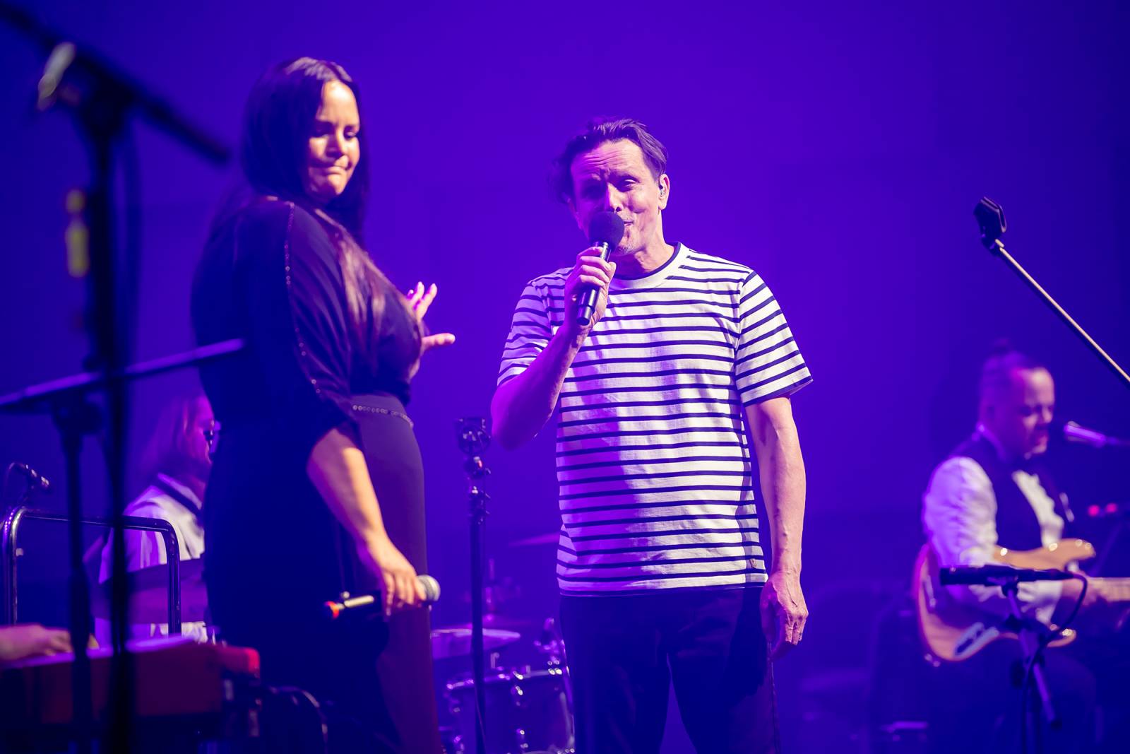 Chinaski a orchestr: trefa na první signální. Kapela se hodila do gala a zazpívala Foru Karlín své hity v nových aranžích