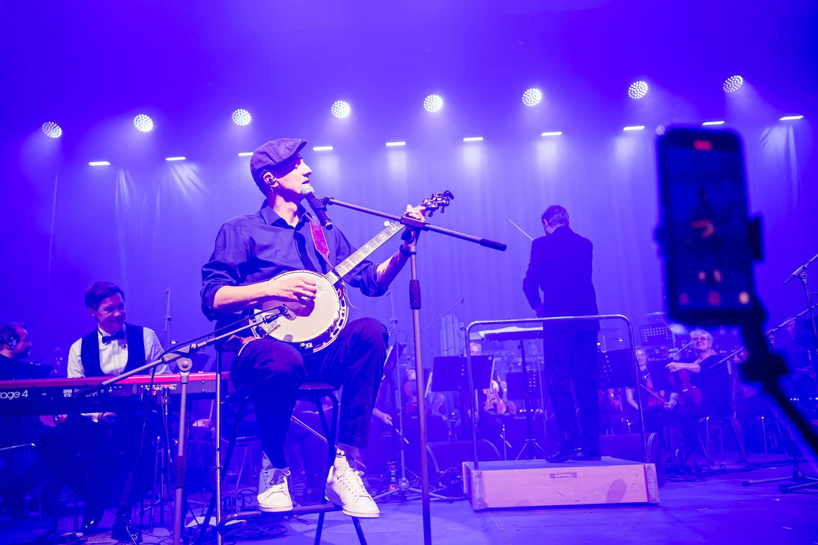 Chinaski a orchestr: trefa na první signální. Kapela se hodila do gala a zazpívala Foru Karlín své hity v nových aranžích