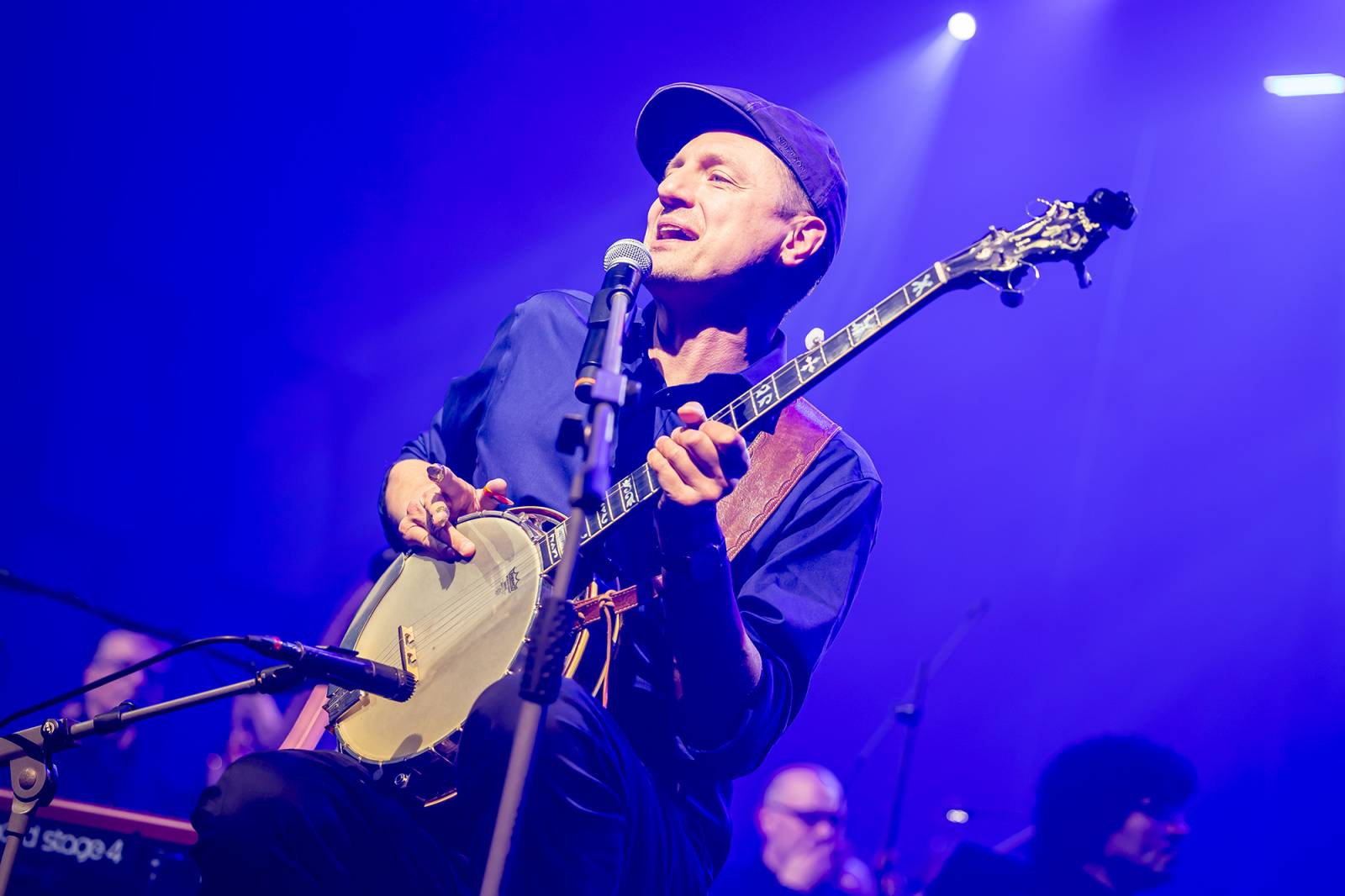 Chinaski a orchestr: trefa na první signální. Kapela se hodila do gala a zazpívala Foru Karlín své hity v nových aranžích