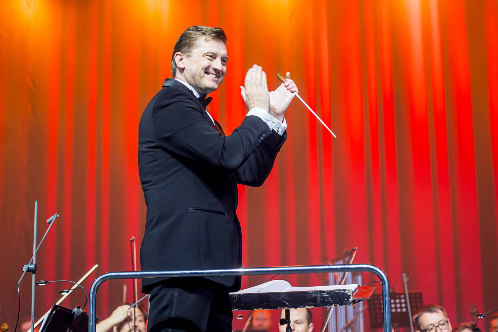 Chinaski a orchestr: trefa na první signální. Kapela se hodila do gala a zazpívala Foru Karlín své hity v nových aranžích