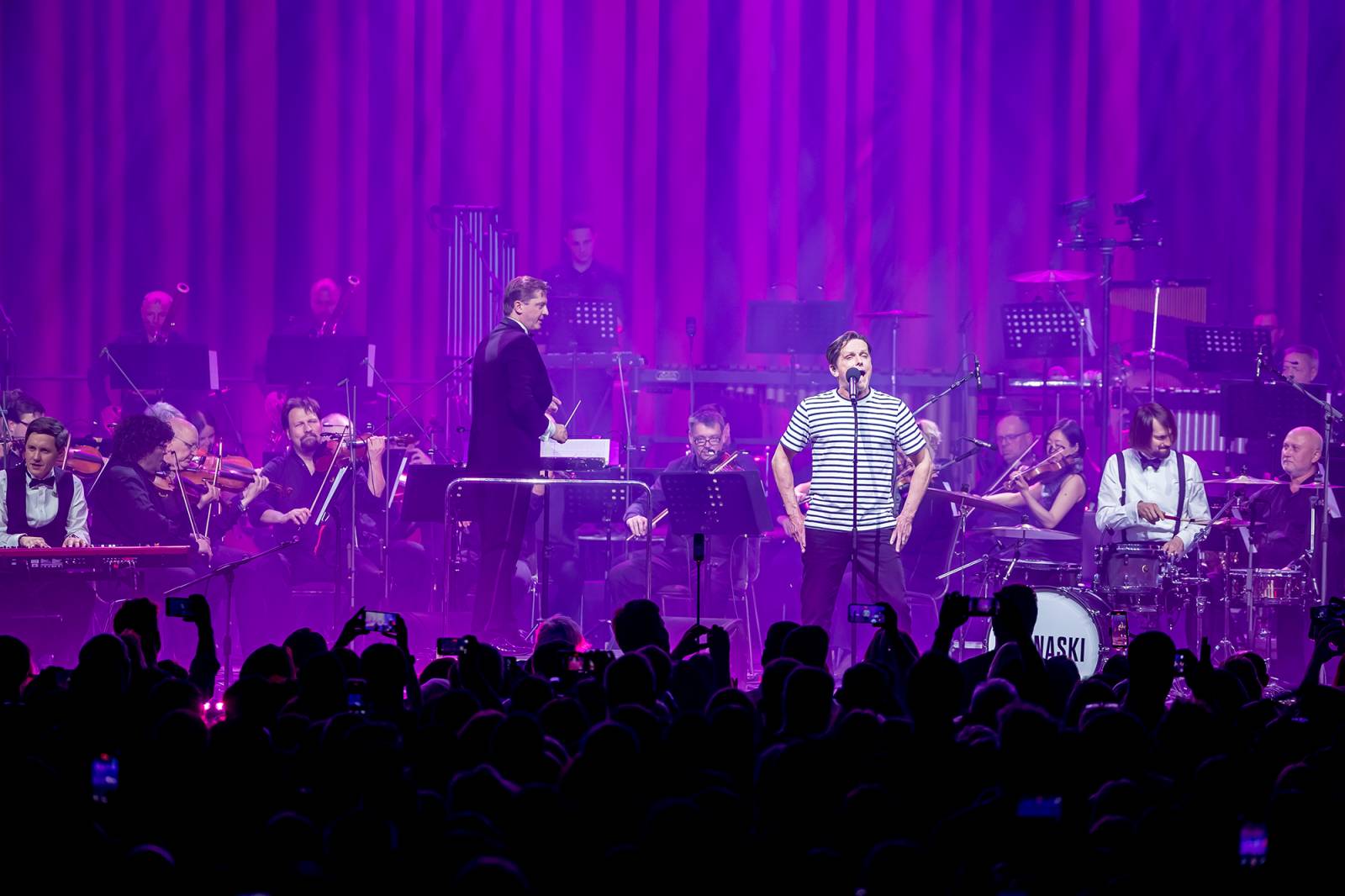 Chinaski a orchestr: trefa na první signální. Kapela se hodila do gala a zazpívala Foru Karlín své hity v nových aranžích