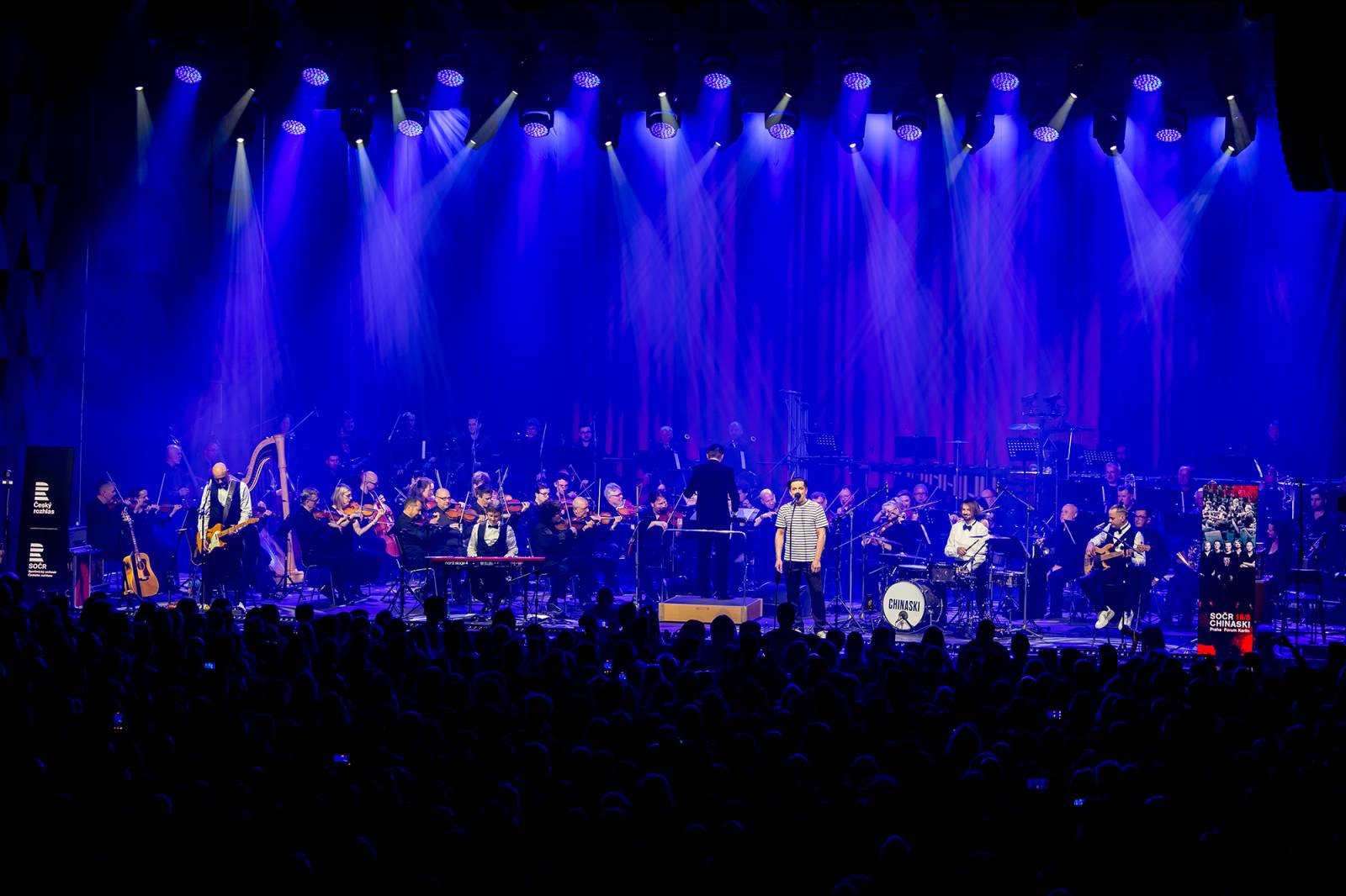 Chinaski a orchestr: trefa na první signální. Kapela se hodila do gala a zazpívala Foru Karlín své hity v nových aranžích