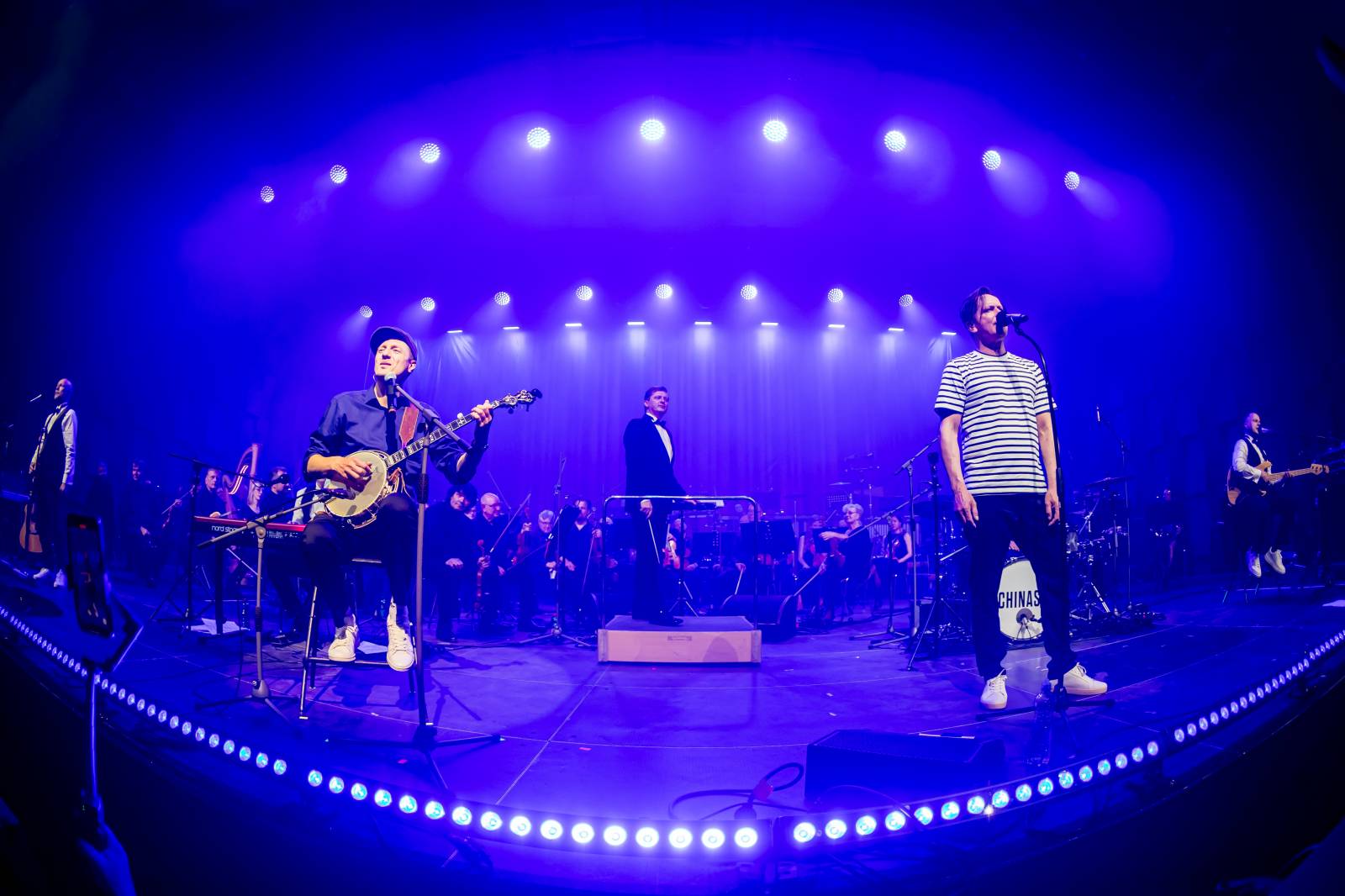 Chinaski a orchestr: trefa na první signální. Kapela se hodila do gala a zazpívala Foru Karlín své hity v nových aranžích