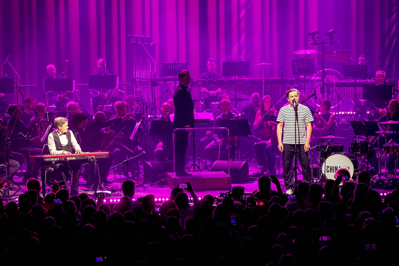 Chinaski a orchestr: trefa na první signální. Kapela se hodila do gala a zazpívala Foru Karlín své hity v nových aranžích