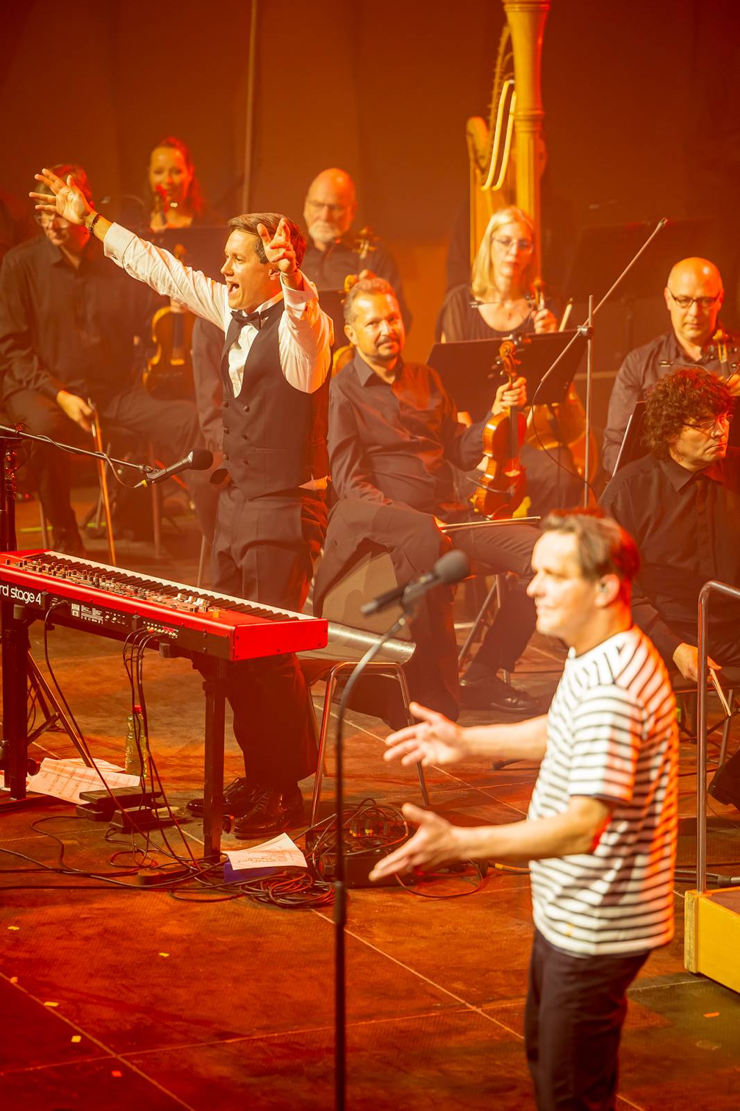 Chinaski a orchestr: trefa na první signální. Kapela se hodila do gala a zazpívala Foru Karlín své hity v nových aranžích