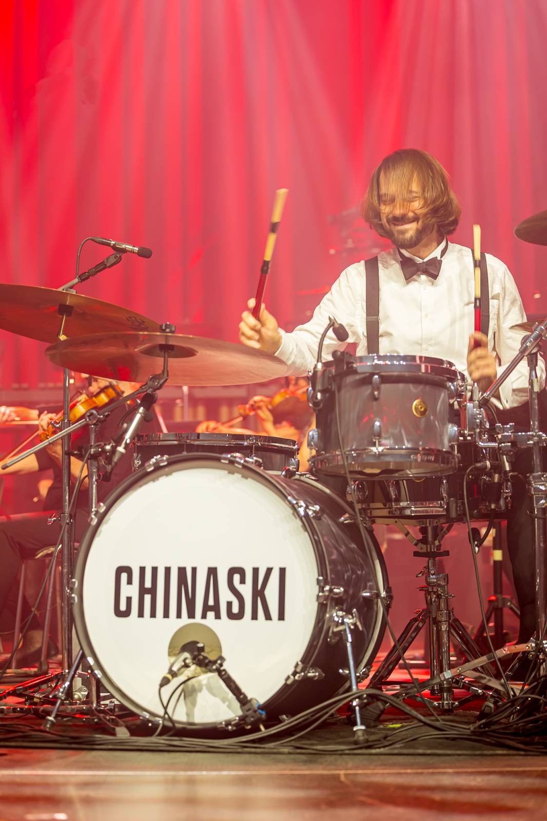 Chinaski a orchestr: trefa na první signální. Kapela se hodila do gala a zazpívala Foru Karlín své hity v nových aranžích