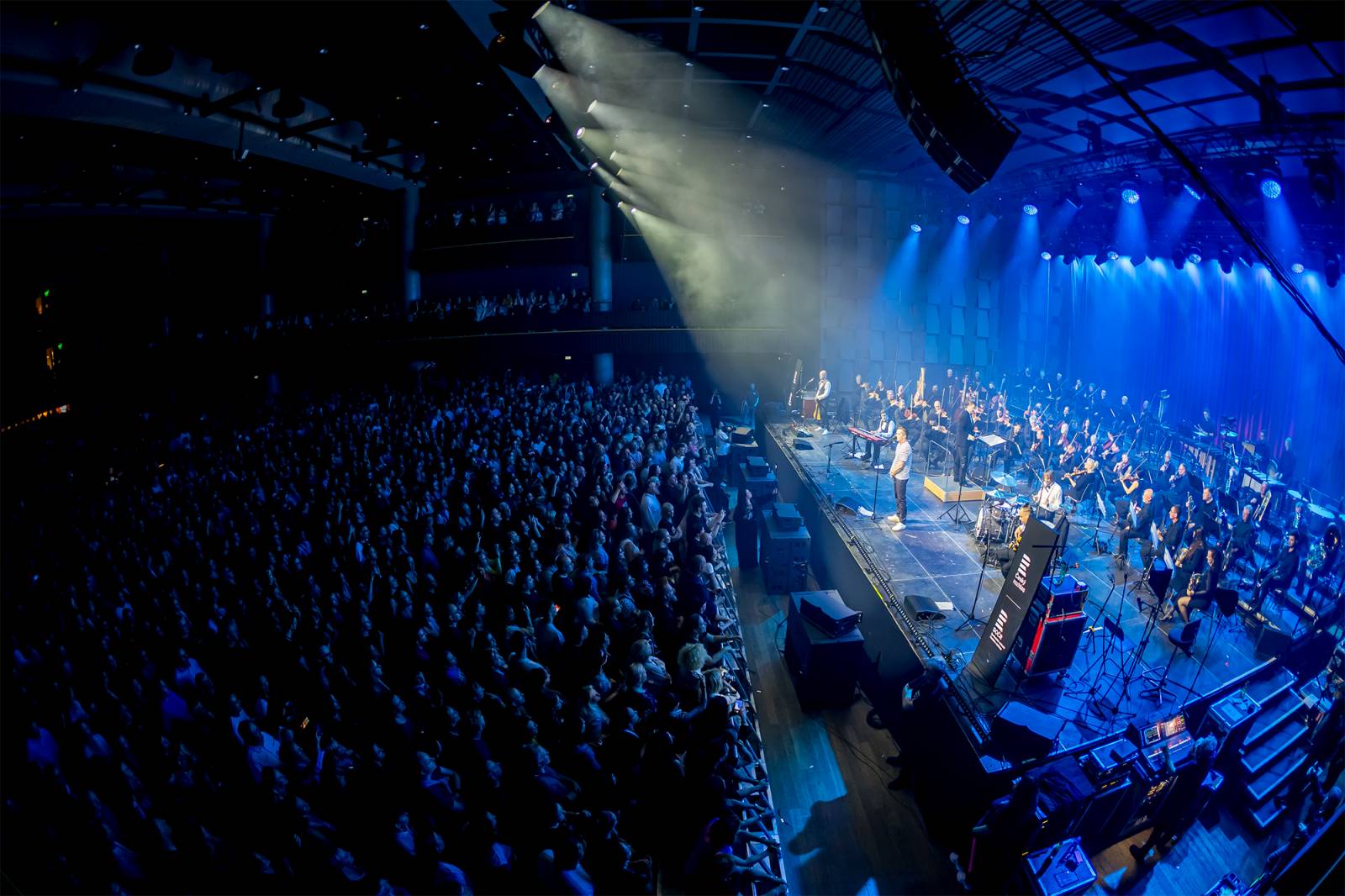 Chinaski a orchestr: trefa na první signální. Kapela se hodila do gala a zazpívala Foru Karlín své hity v nových aranžích