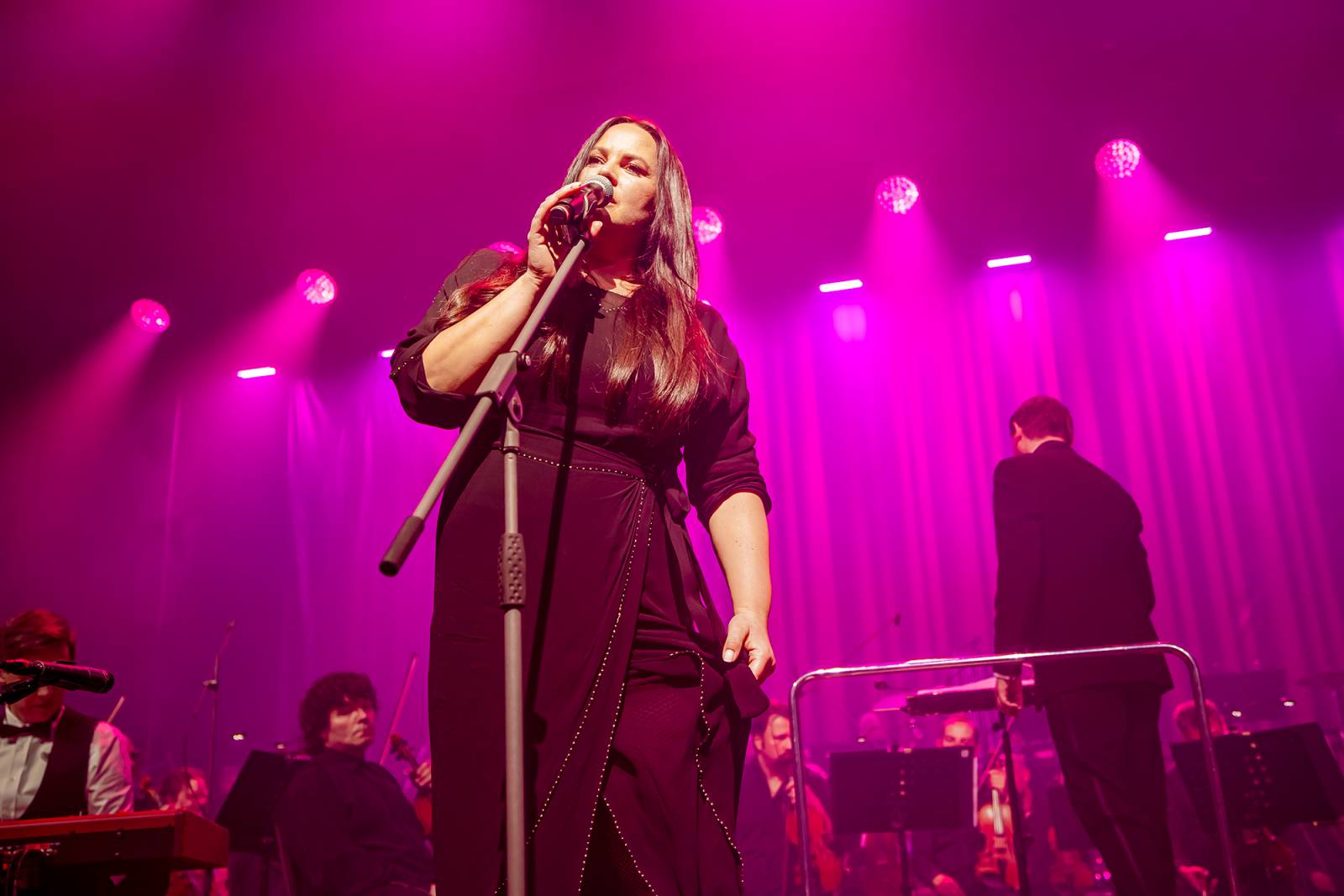 Chinaski a orchestr: trefa na první signální. Kapela se hodila do gala a zazpívala Foru Karlín své hity v nových aranžích