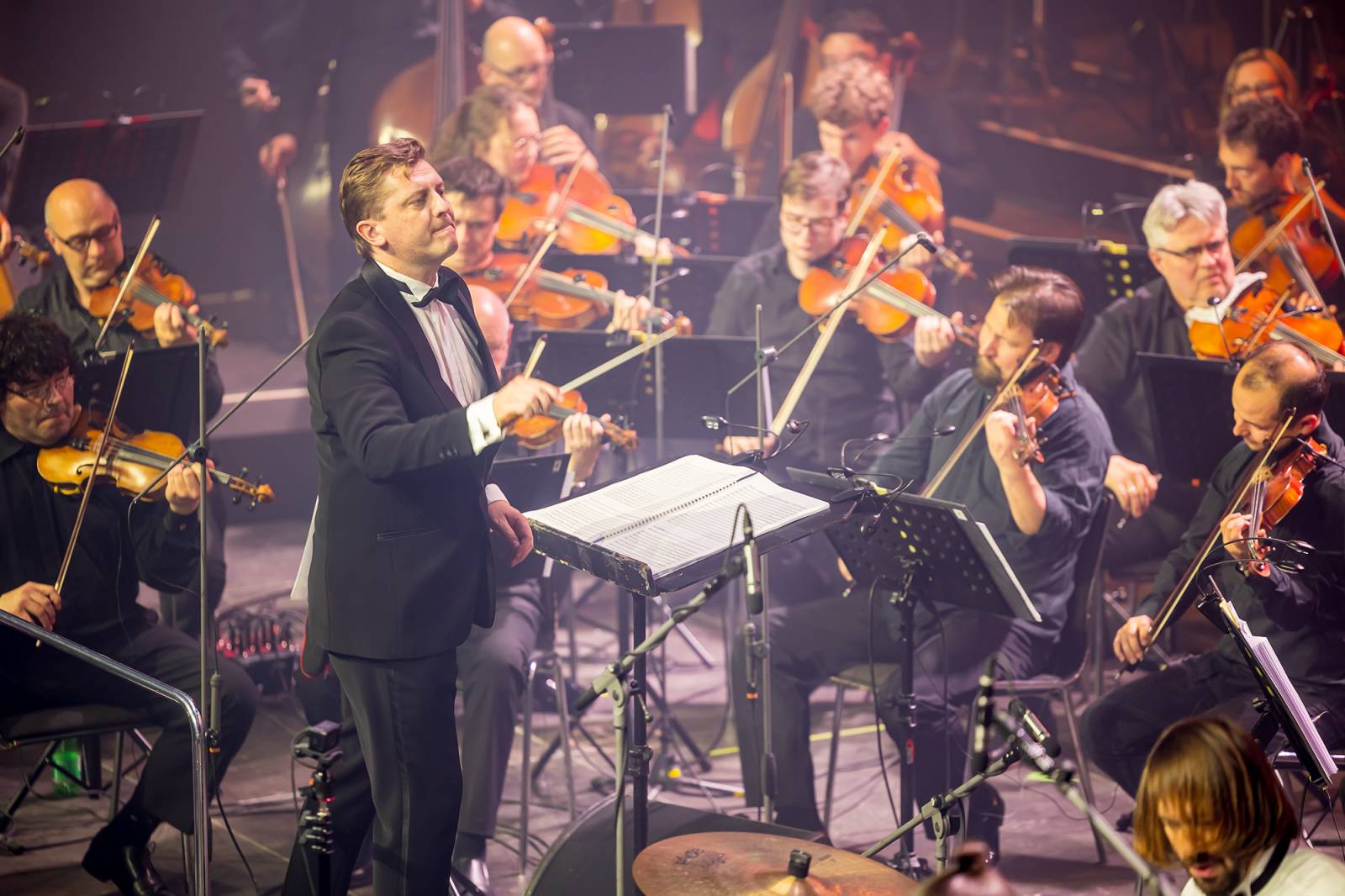 Chinaski a orchestr: trefa na první signální. Kapela se hodila do gala a zazpívala Foru Karlín své hity v nových aranžích