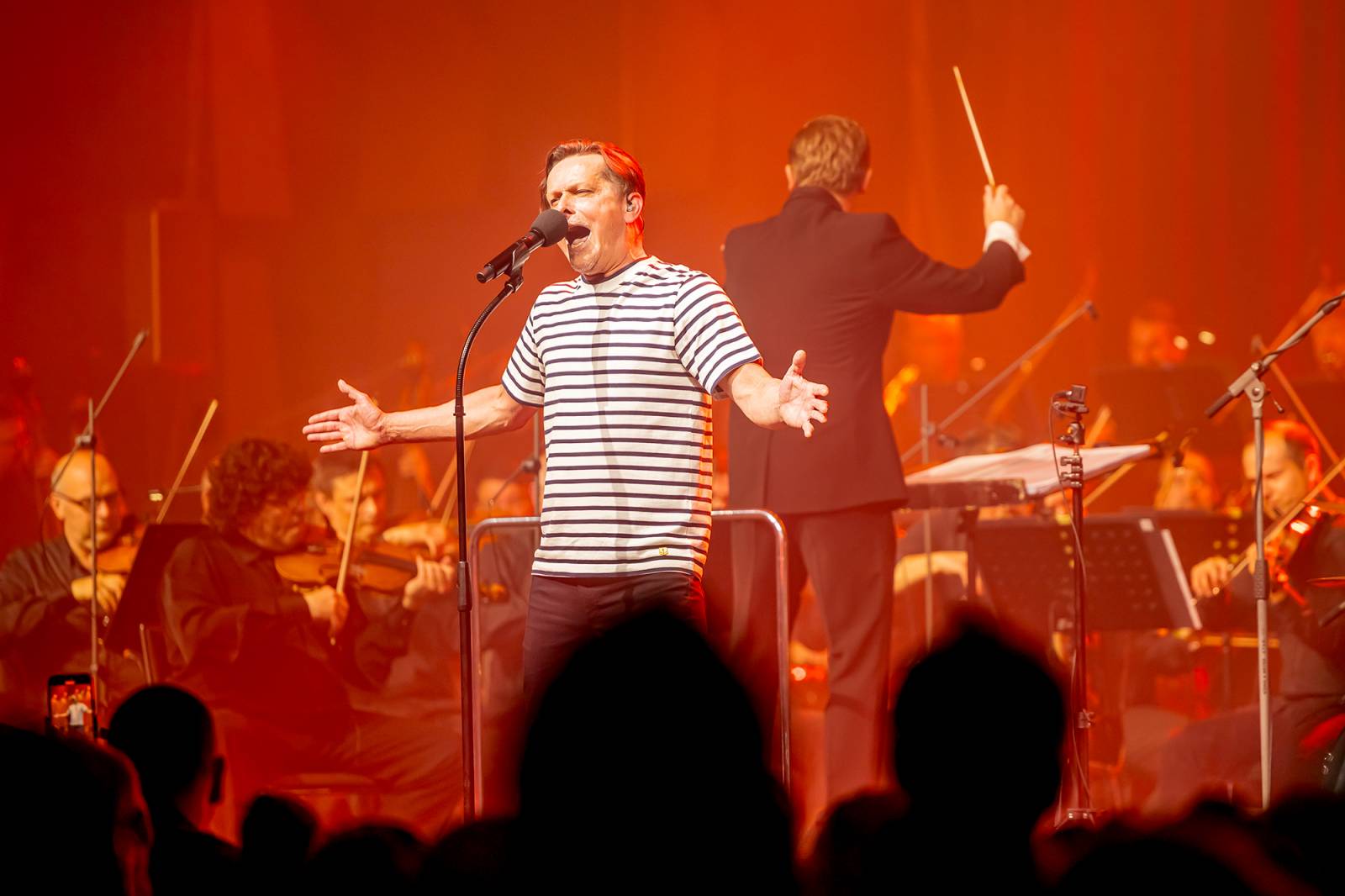 Chinaski a orchestr: trefa na první signální. Kapela se hodila do gala a zazpívala Foru Karlín své hity v nových aranžích