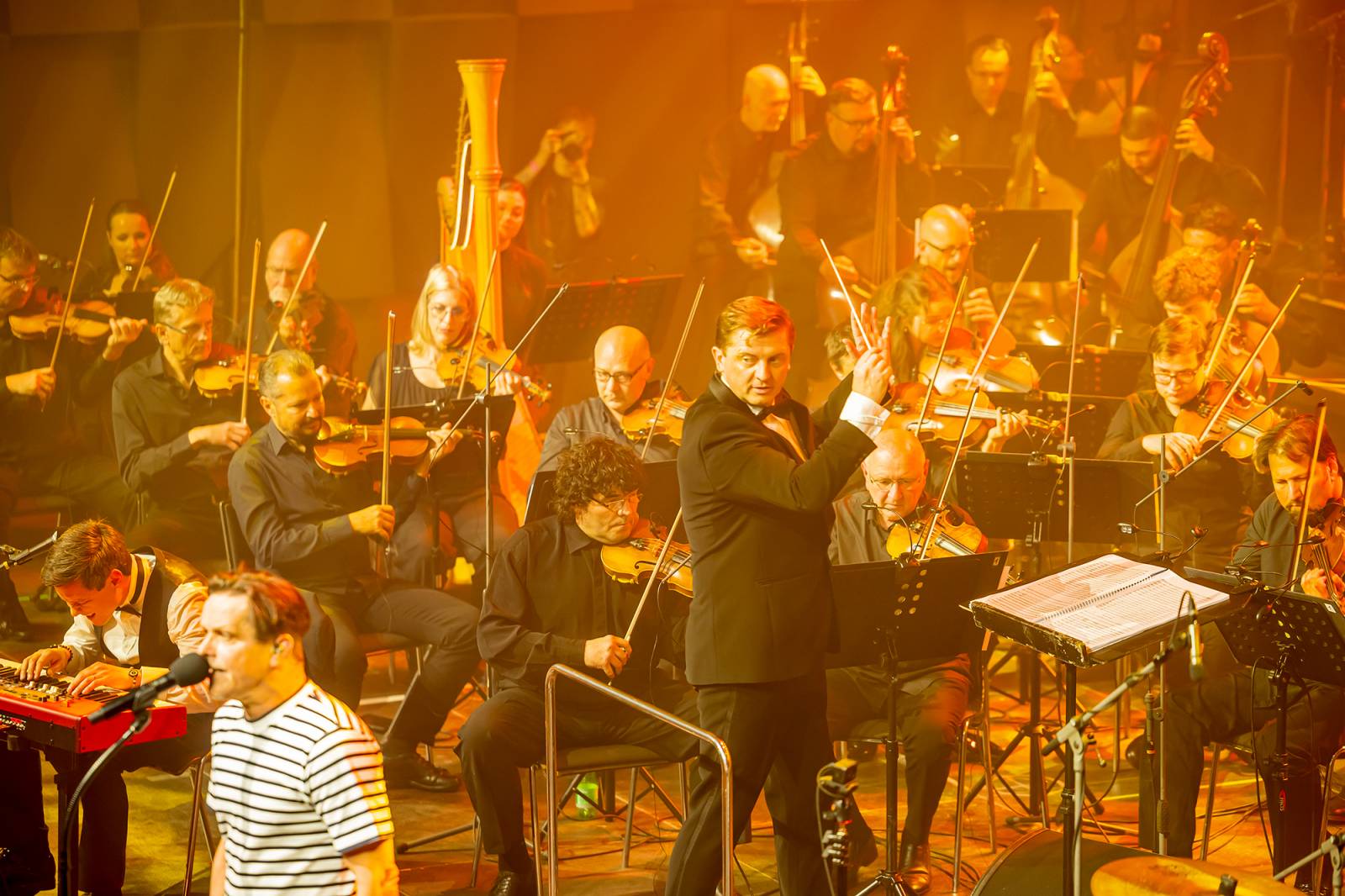 Chinaski a orchestr: trefa na první signální. Kapela se hodila do gala a zazpívala Foru Karlín své hity v nových aranžích