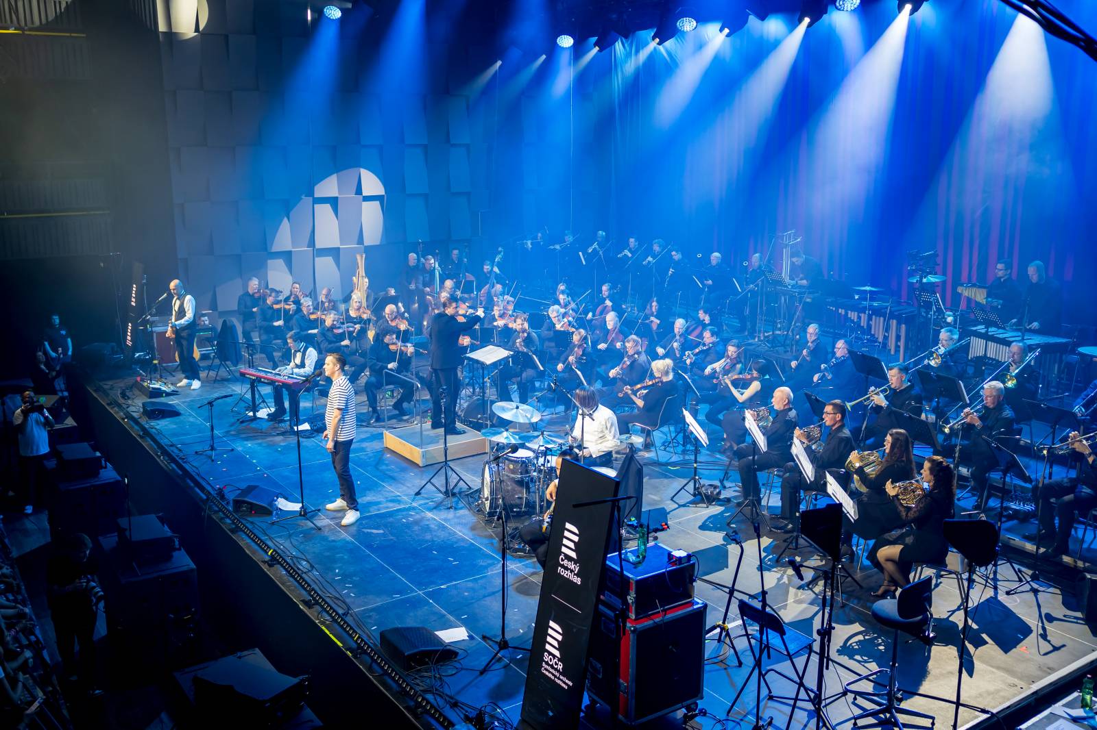 Chinaski a orchestr: trefa na první signální. Kapela se hodila do gala a zazpívala Foru Karlín své hity v nových aranžích