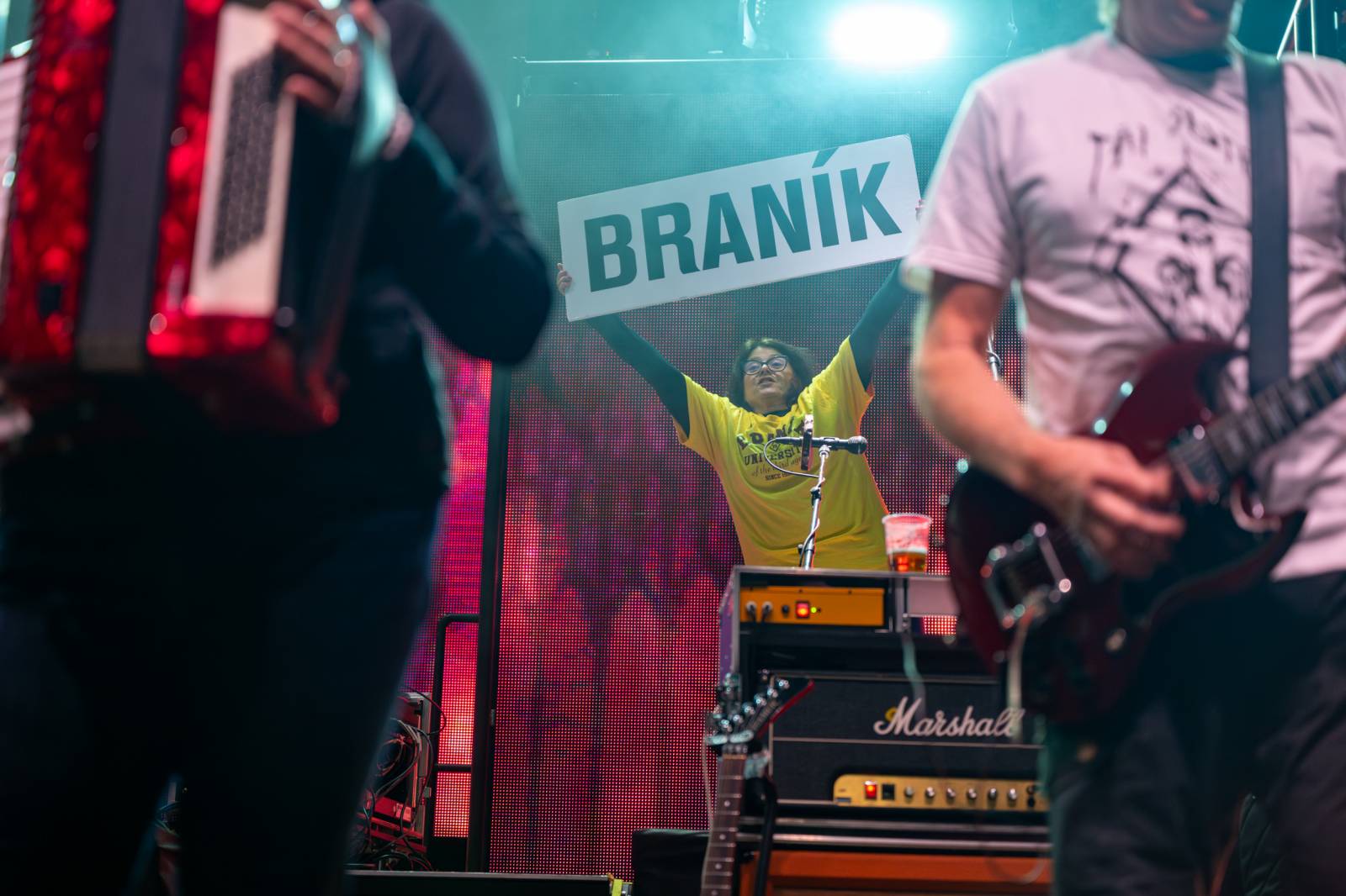 Tři sestry rozezpívaly Pardubice, zahrály v areálu bývalého pivovaru