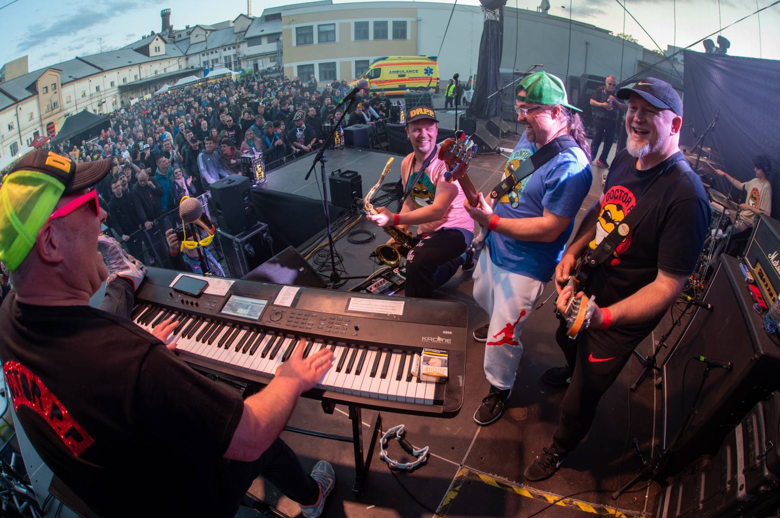 Tři sestry rozezpívaly Pardubice, zahrály v areálu bývalého pivovaru