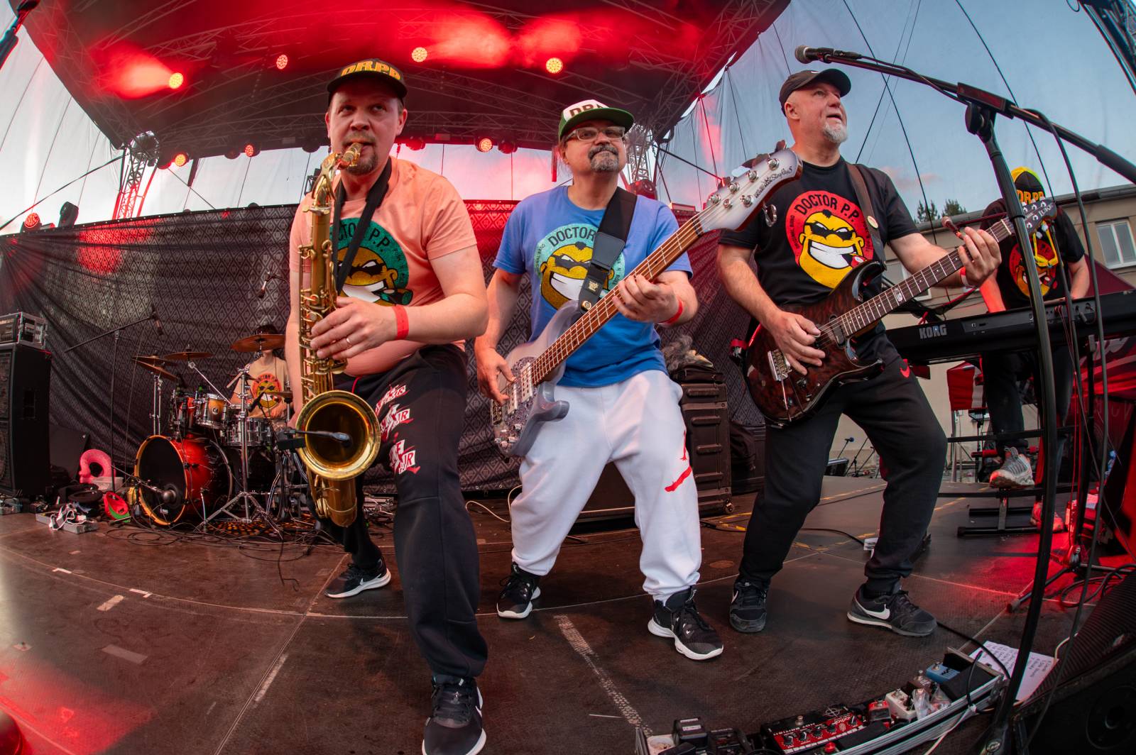 Tři sestry rozezpívaly Pardubice, zahrály v areálu bývalého pivovaru