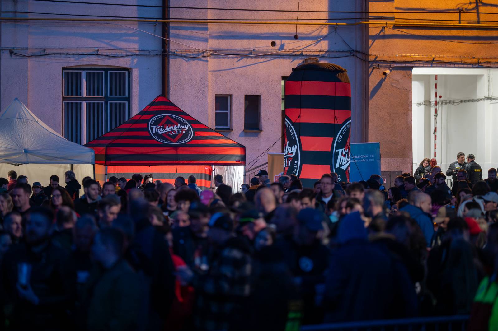 Tři sestry rozezpívaly Pardubice, zahrály v areálu bývalého pivovaru