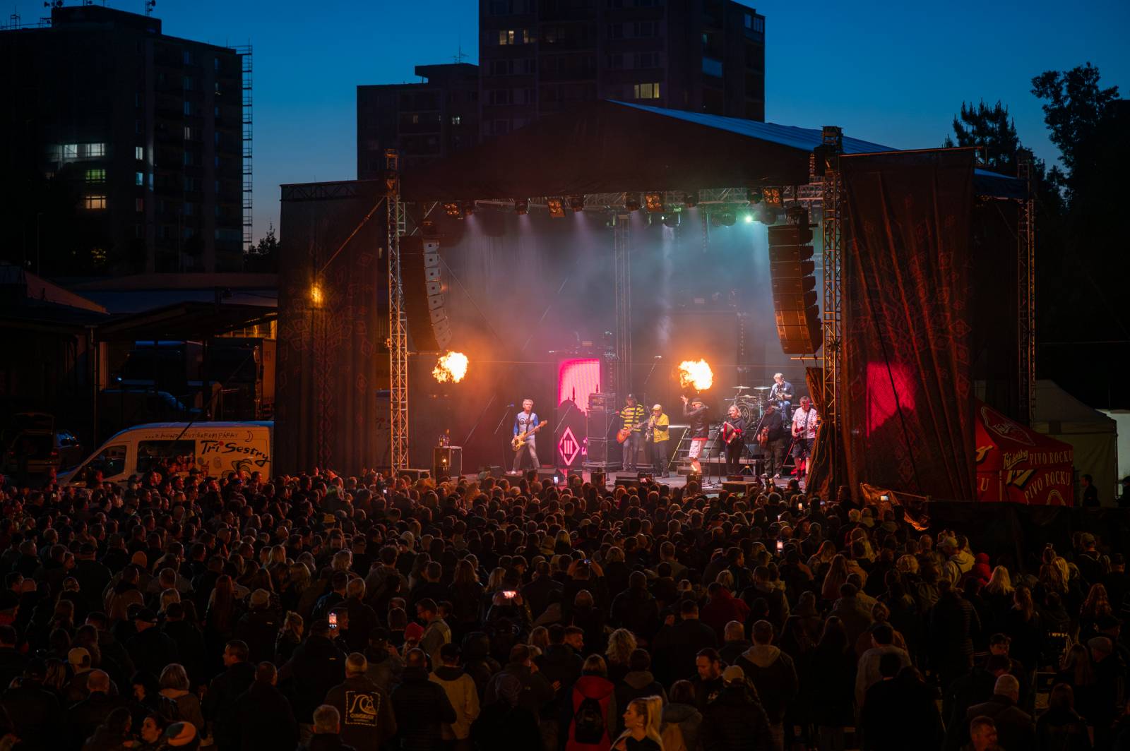 Tři sestry rozezpívaly Pardubice, zahrály v areálu bývalého pivovaru