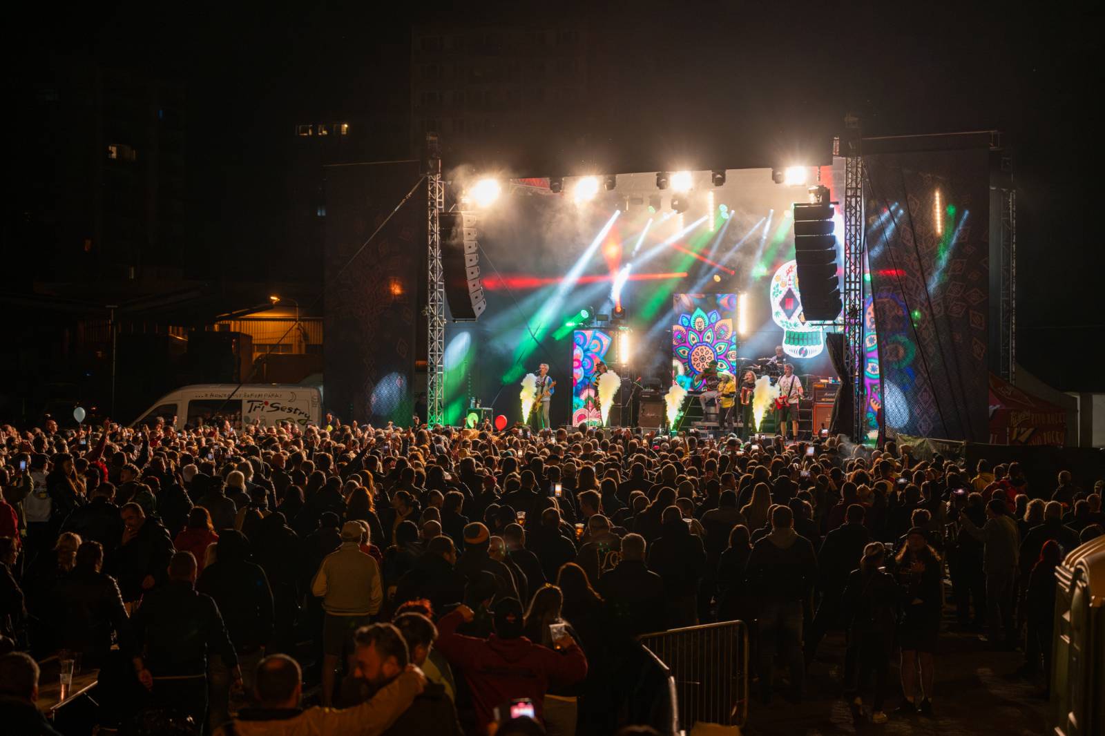 Tři sestry rozezpívaly Pardubice, zahrály v areálu bývalého pivovaru