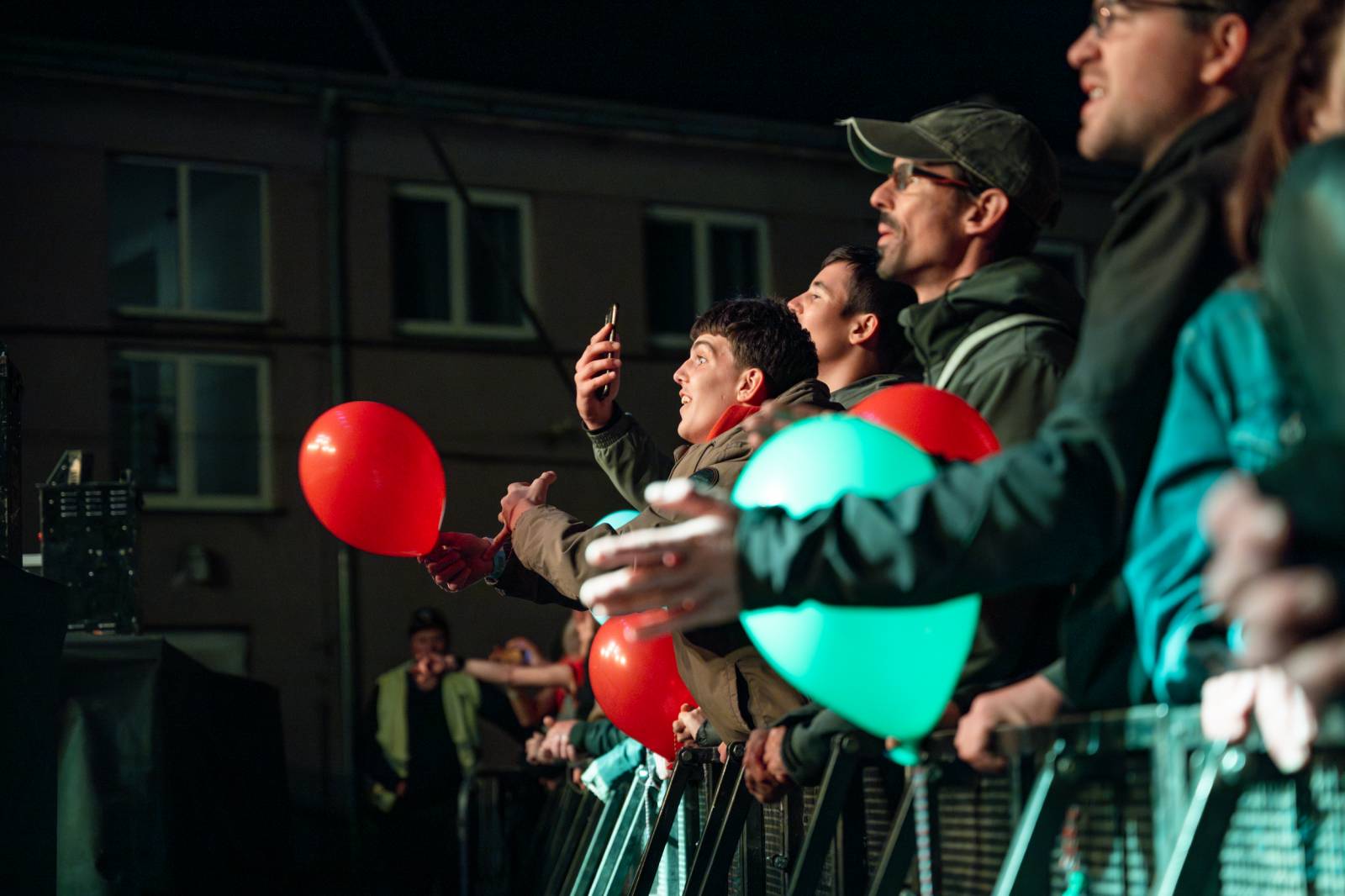 Tři sestry rozezpívaly Pardubice, zahrály v areálu bývalého pivovaru