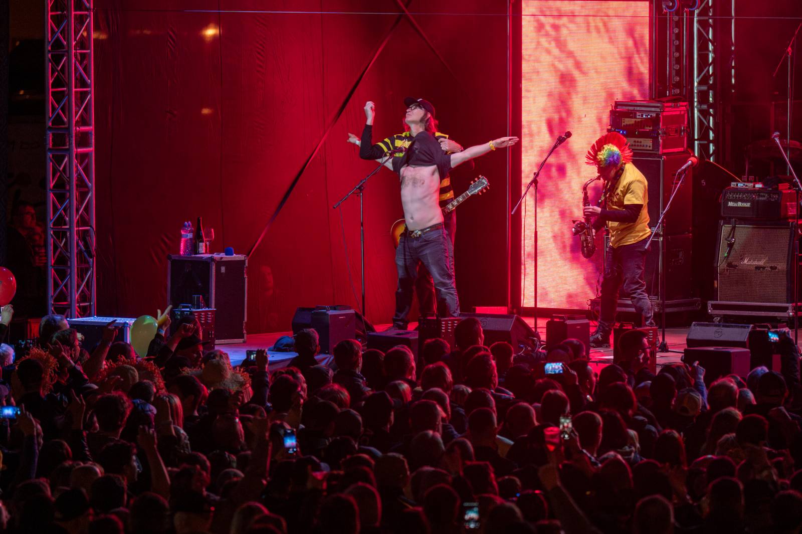 Tři sestry rozezpívaly Pardubice, zahrály v areálu bývalého pivovaru