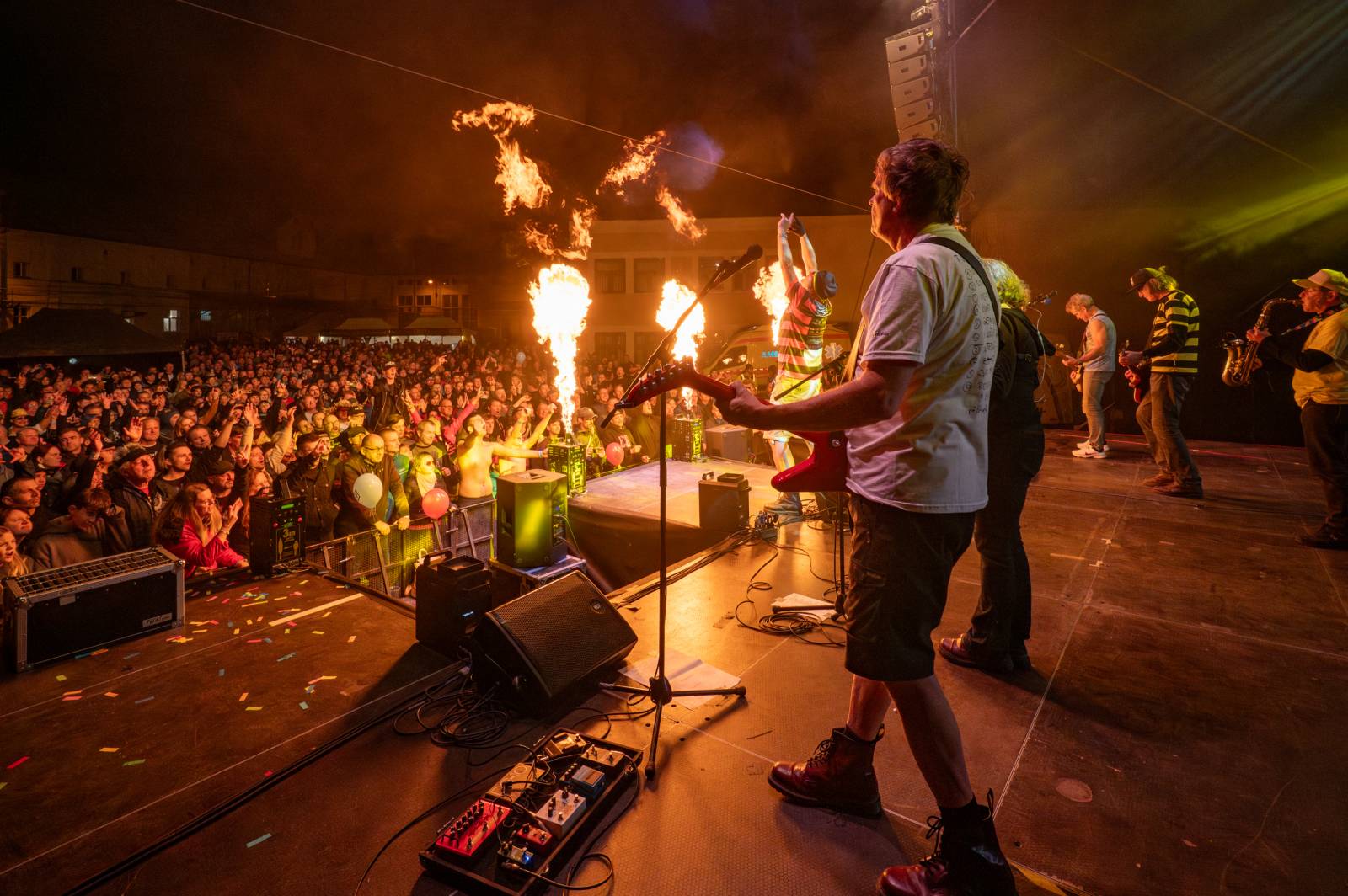 Tři sestry rozezpívaly Pardubice, zahrály v areálu bývalého pivovaru