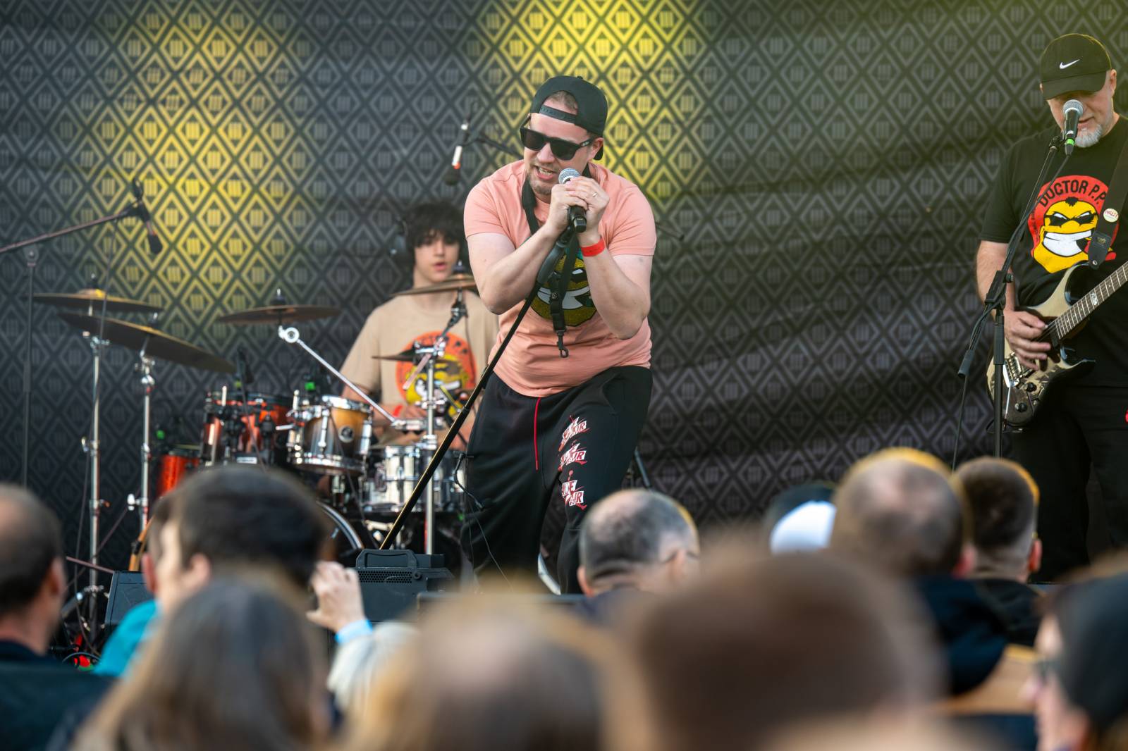 Tři sestry rozezpívaly Pardubice, zahrály v areálu bývalého pivovaru