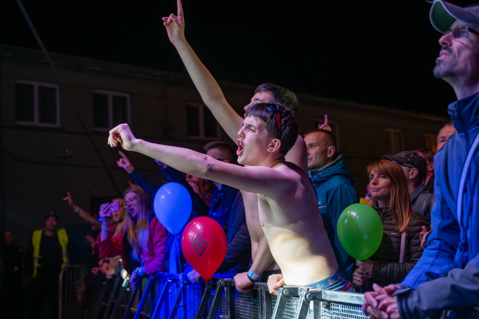 Tři sestry rozezpívaly Pardubice, zahrály v areálu bývalého pivovaru