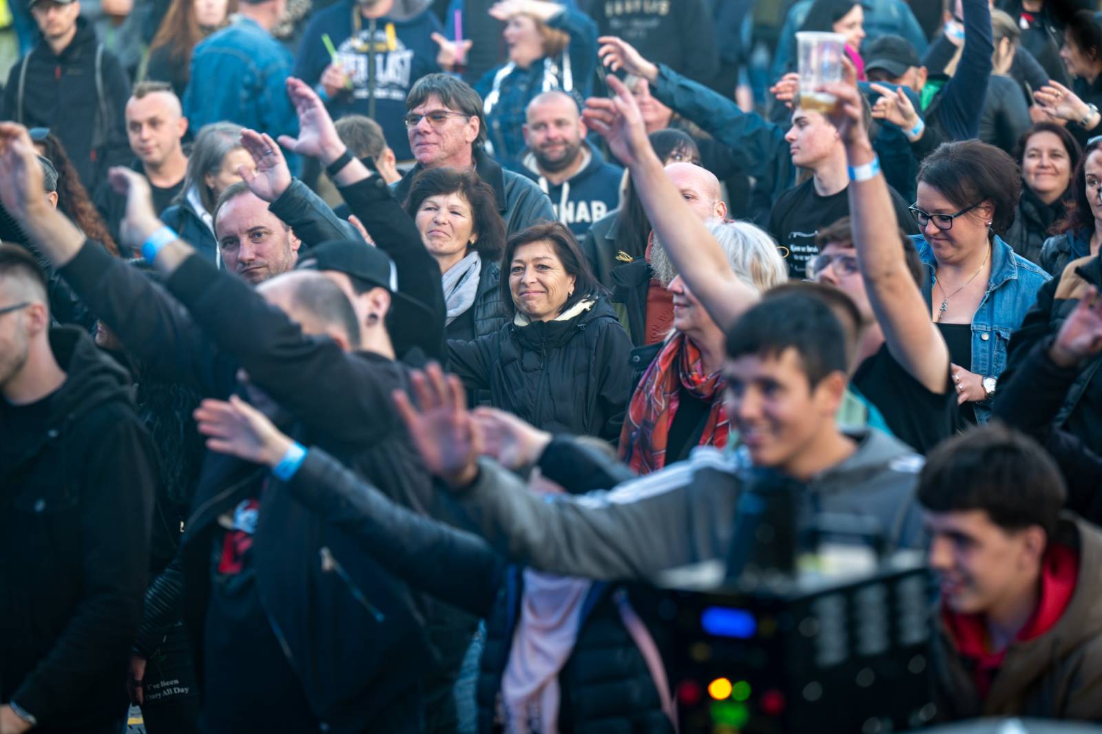 Tři sestry rozezpívaly Pardubice, zahrály v areálu bývalého pivovaru