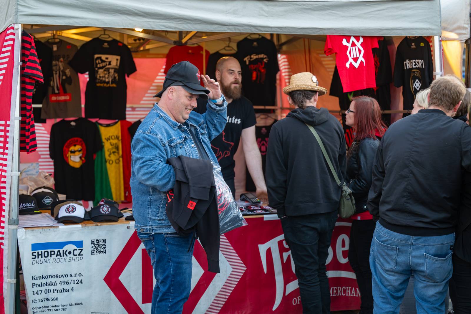 Tři sestry rozezpívaly Pardubice, zahrály v areálu bývalého pivovaru