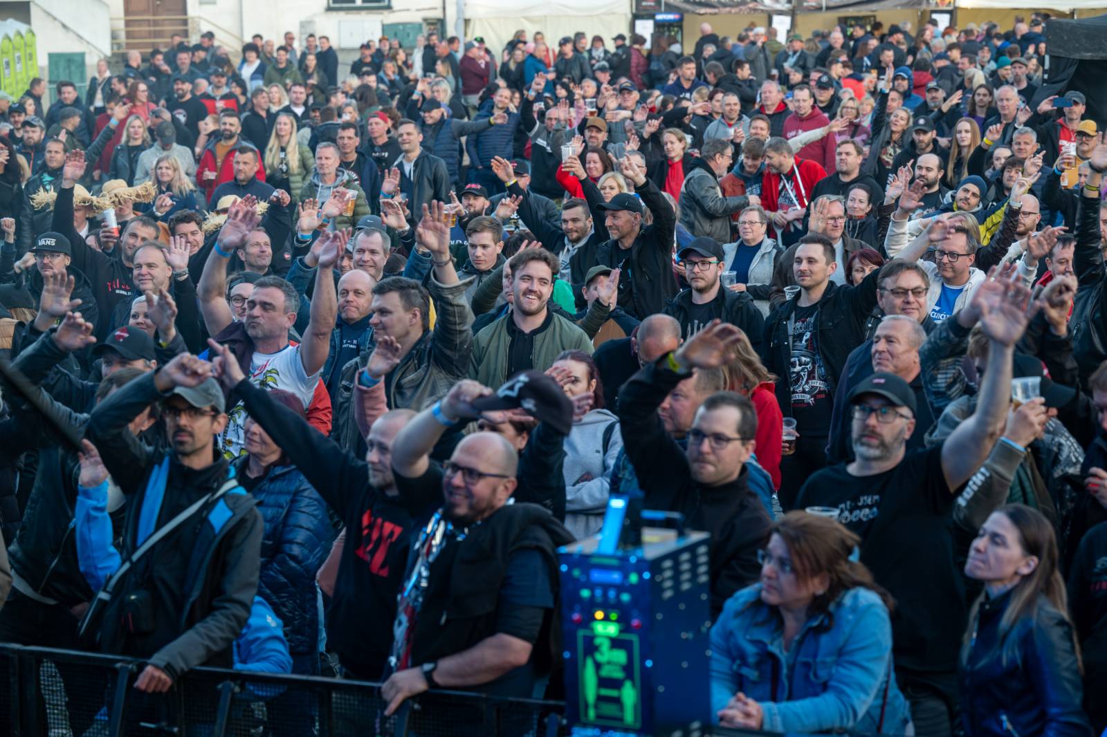 Tři sestry rozezpívaly Pardubice, zahrály v areálu bývalého pivovaru