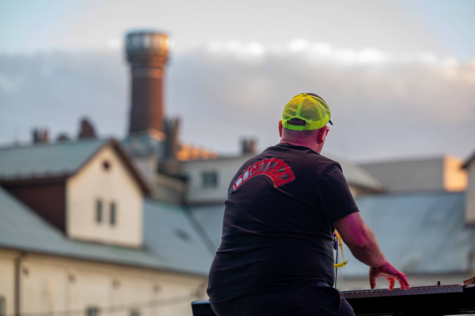 Tři sestry rozezpívaly Pardubice, zahrály v areálu bývalého pivovaru