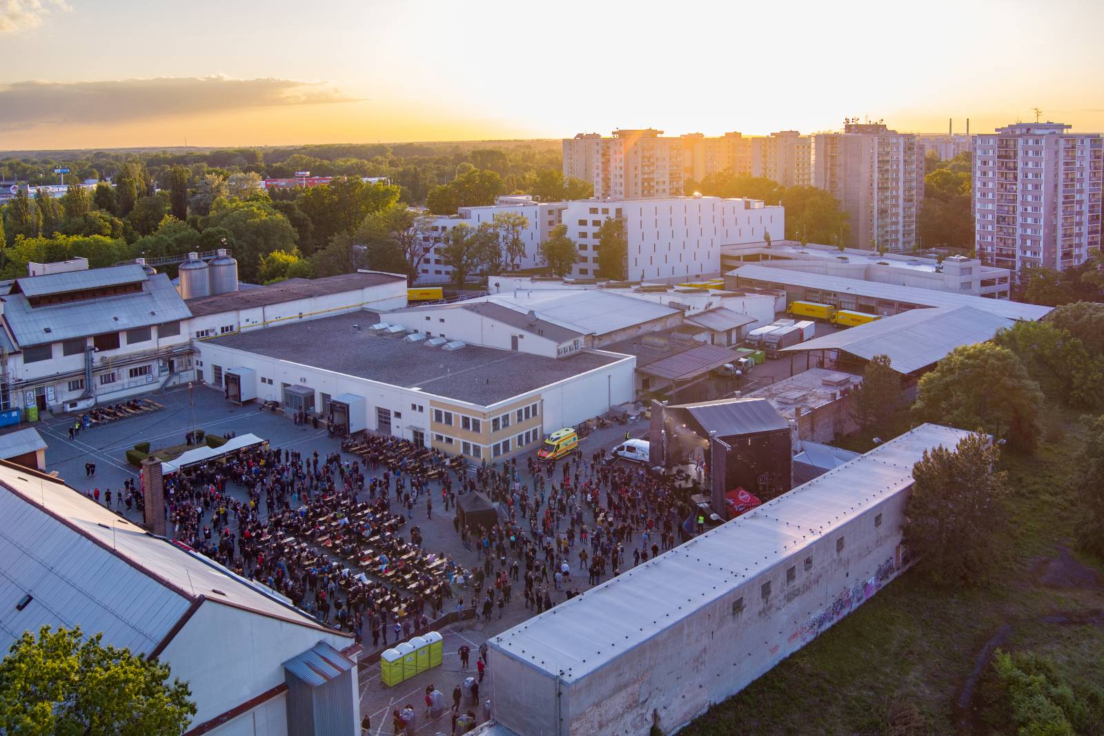 Tři sestry rozezpívaly Pardubice, zahrály v areálu bývalého pivovaru