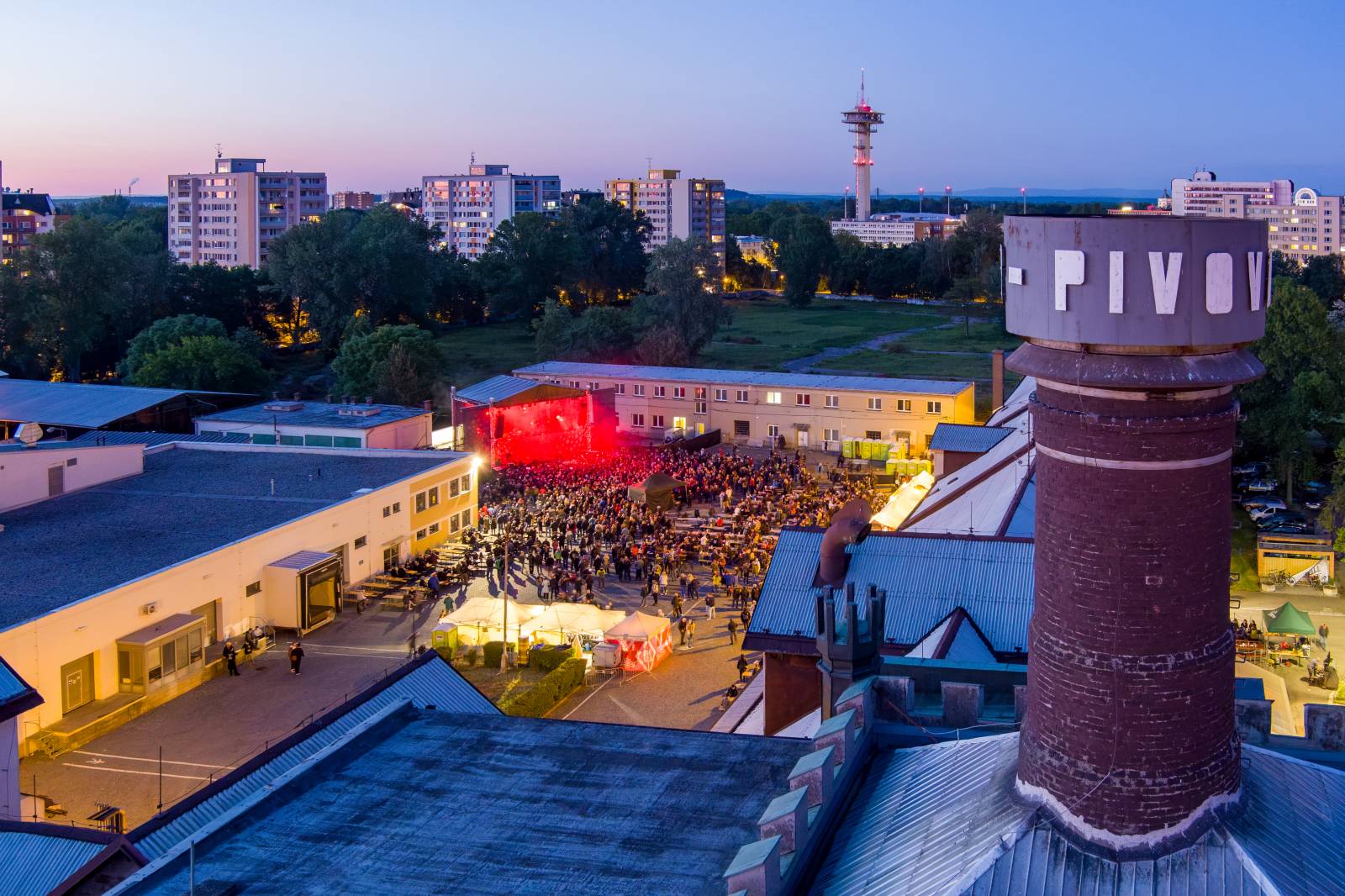 Tři sestry rozezpívaly Pardubice, zahrály v areálu bývalého pivovaru