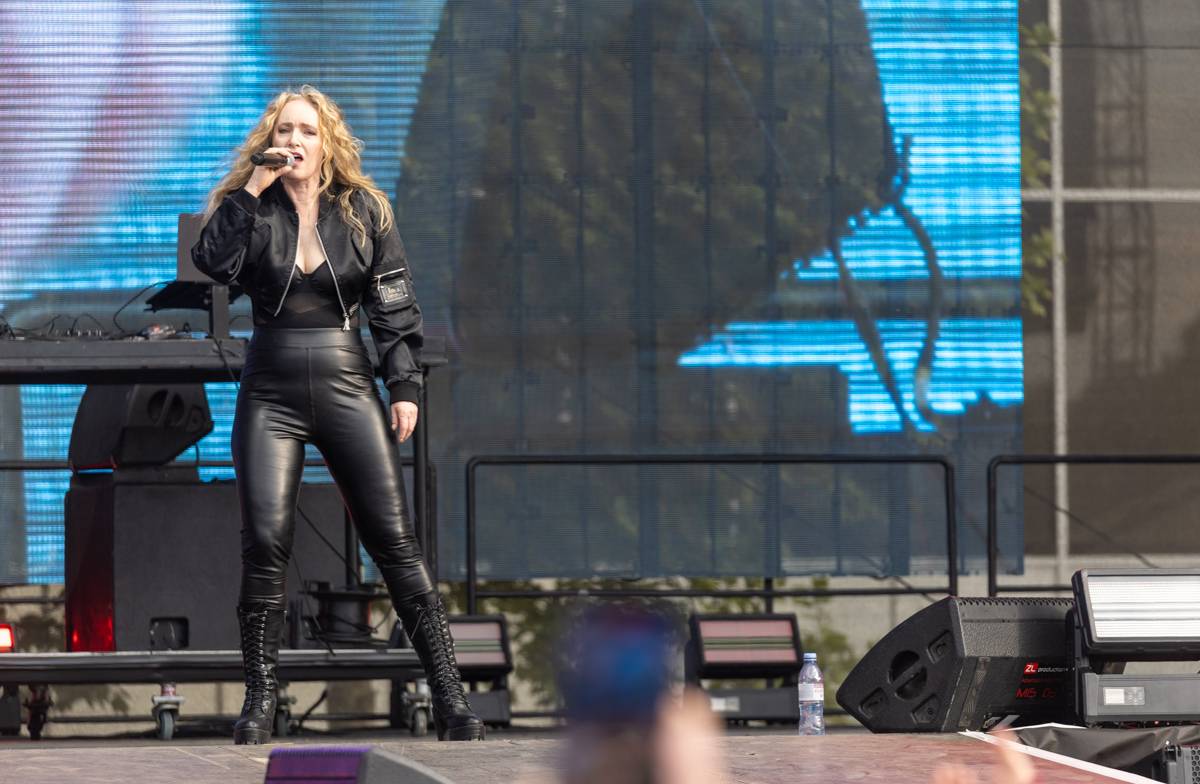 Praha se vrátila do devadesátek. Na pódiu se vystřídali O-Zone, Fun Factory, Masterboy, Rozalla i Bomfunk MC's