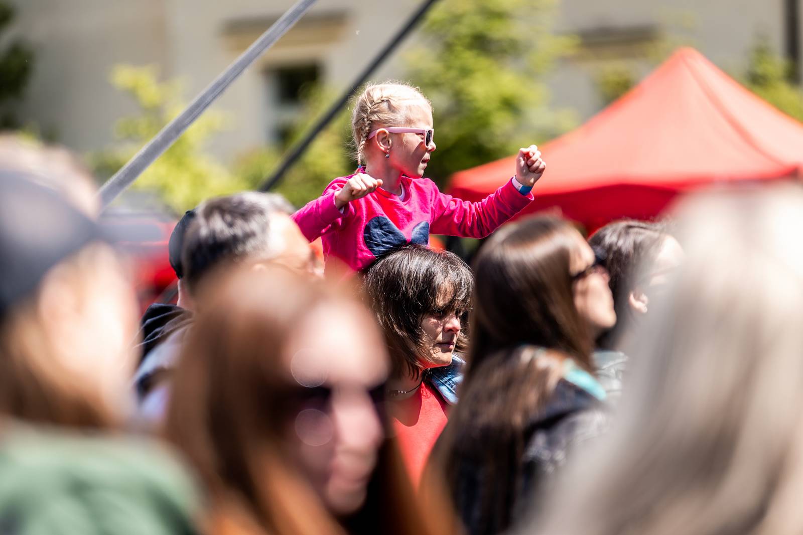 Mezi ploty, den první: Energičtí Skyline, okouzlující Tereza Balonová i legenda Richard Müller