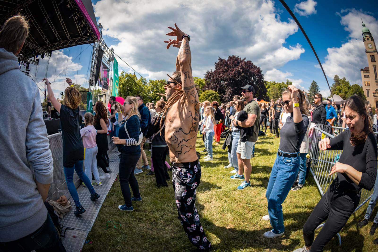 Mezi ploty, den první: Energičtí Skyline, okouzlující Tereza Balonová i legenda Richard Müller