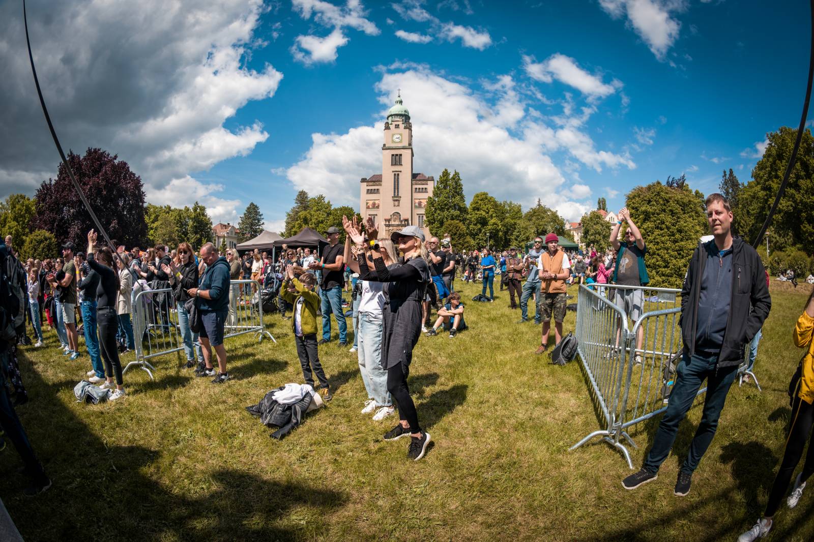 Mezi ploty, den první: Energičtí Skyline, okouzlující Tereza Balonová i legenda Richard Müller