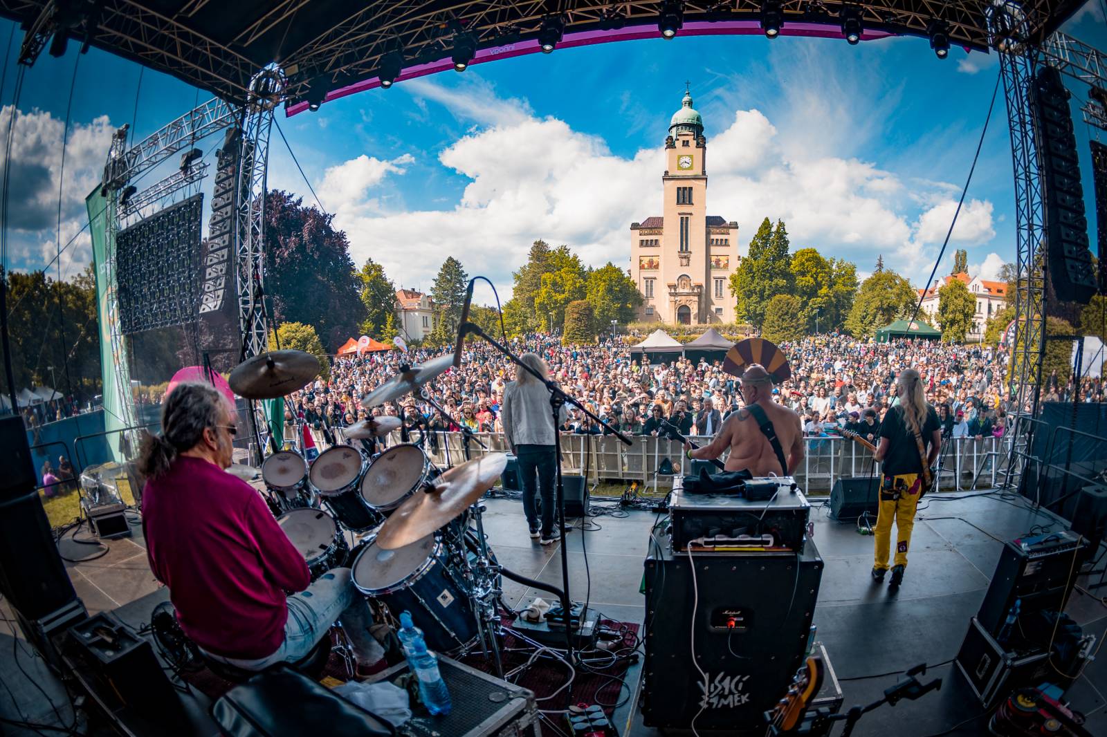 Mezi ploty, den první: Energičtí Skyline, okouzlující Tereza Balonová i legenda Richard Müller