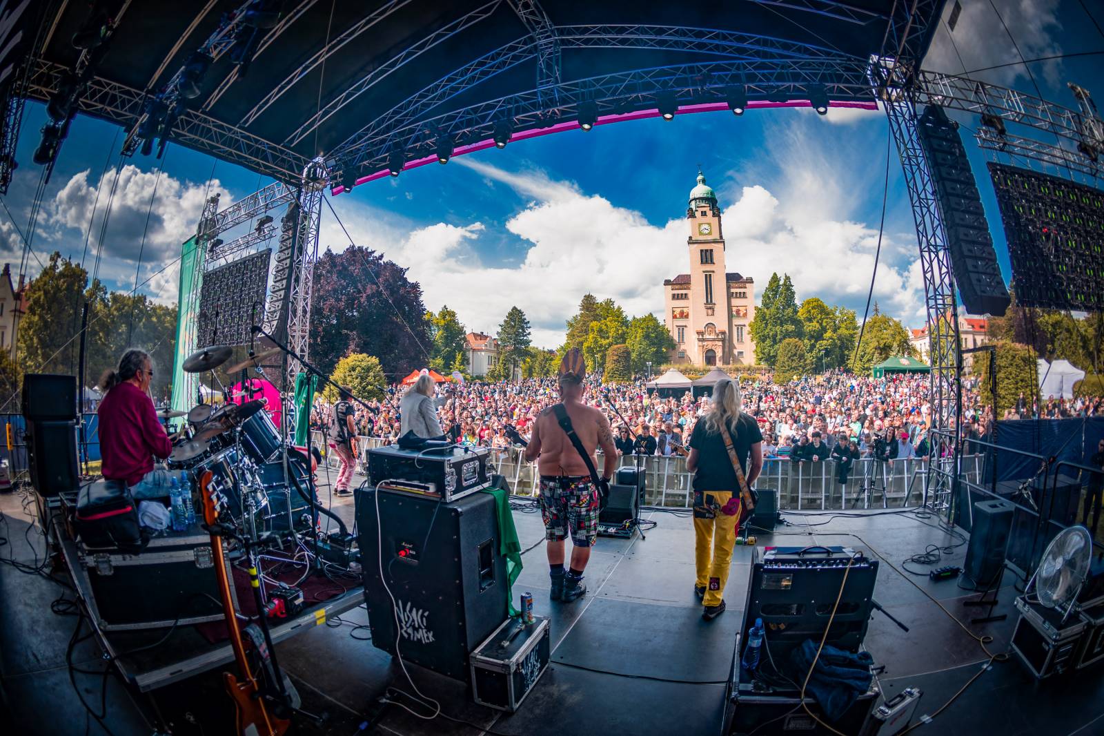 Mezi ploty, den první: Energičtí Skyline, okouzlující Tereza Balonová i legenda Richard Müller