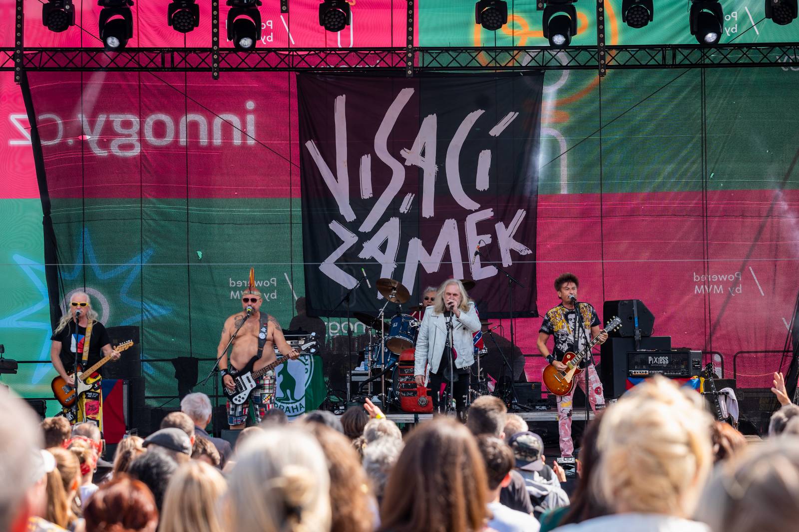 Mezi ploty, den první: Energičtí Skyline, okouzlující Tereza Balonová i legenda Richard Müller