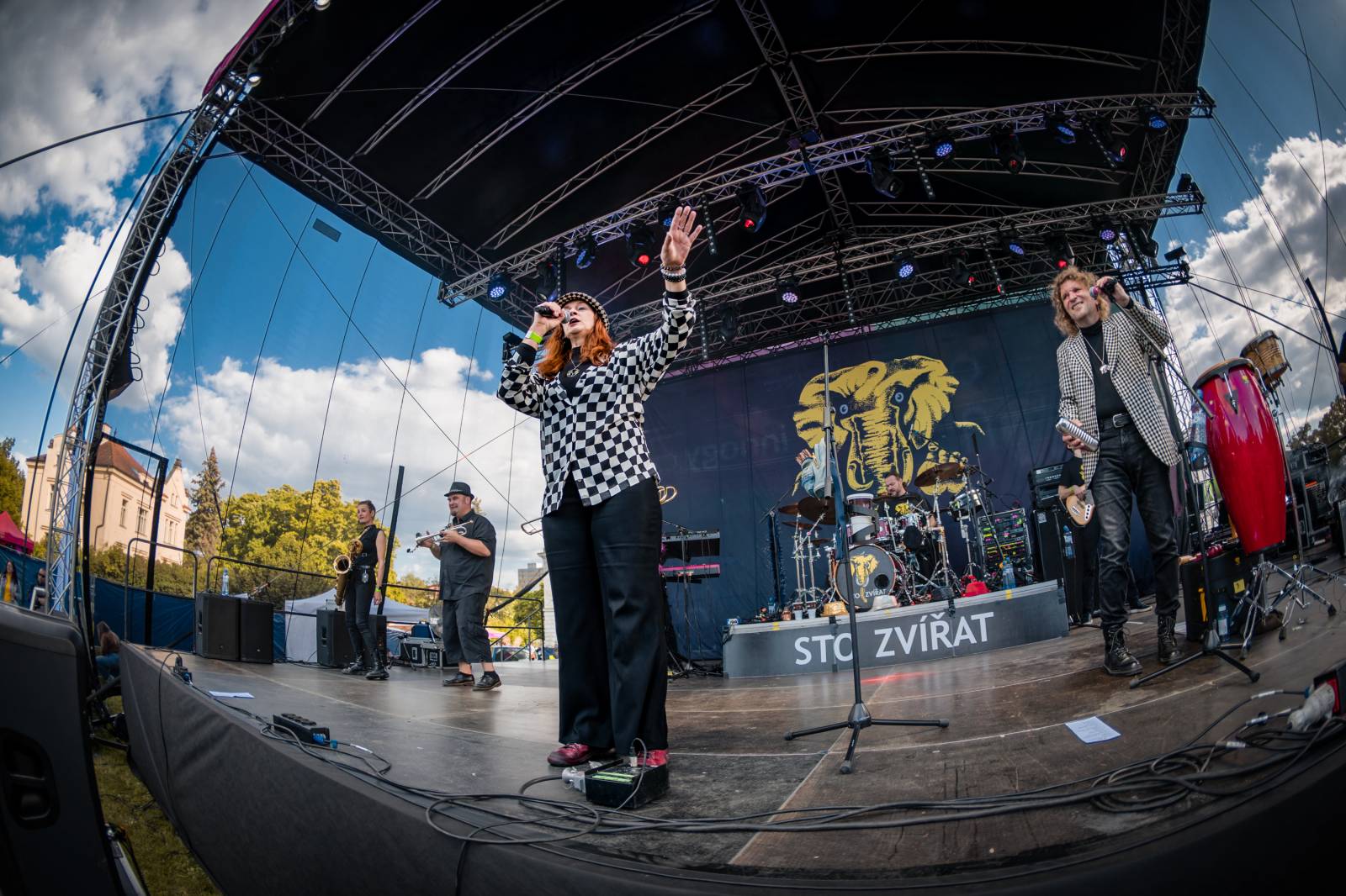 Mezi ploty, den první: Energičtí Skyline, okouzlující Tereza Balonová i legenda Richard Müller