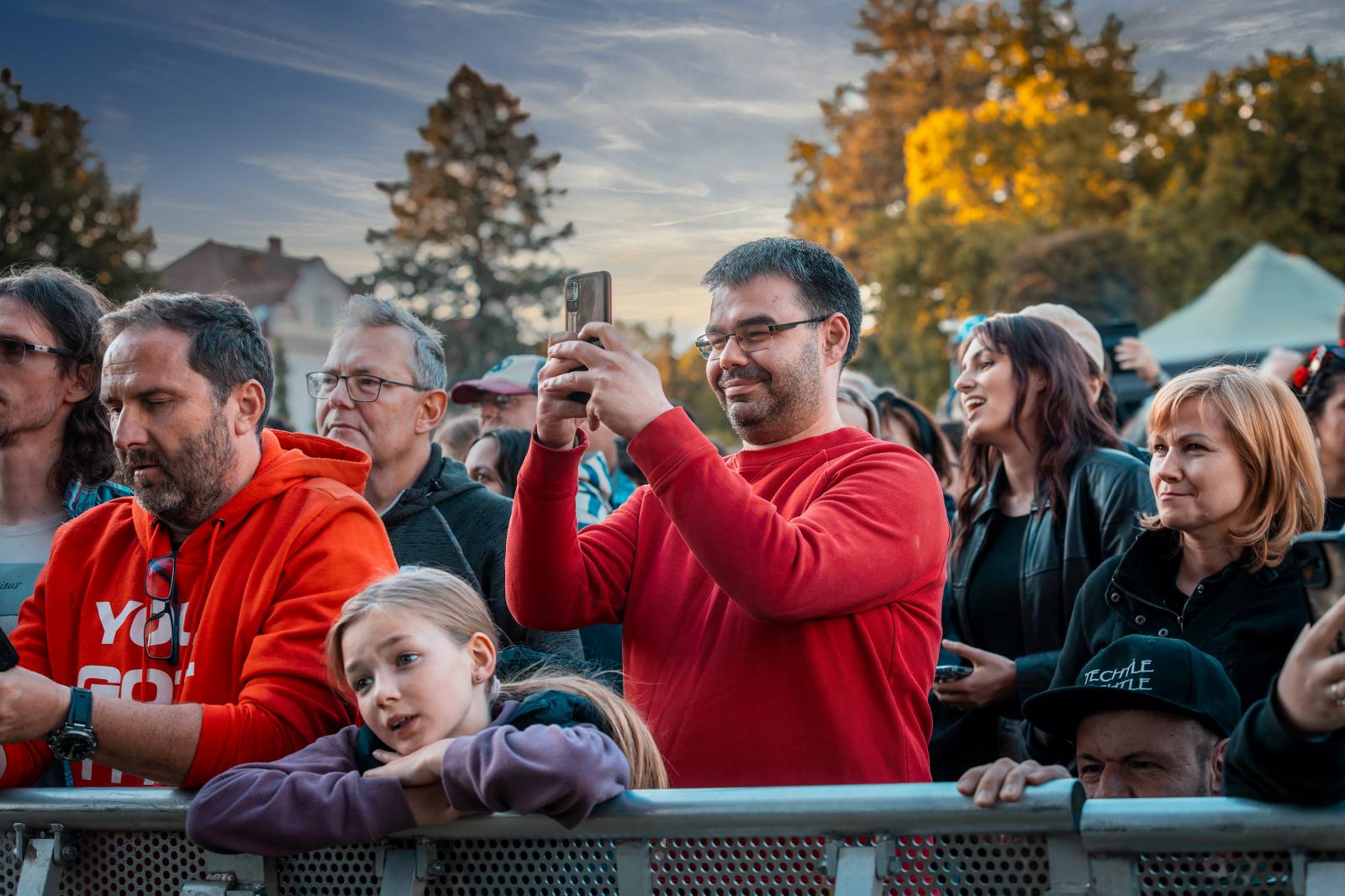 Mezi ploty, den první: Energičtí Skyline, okouzlující Tereza Balonová i legenda Richard Müller