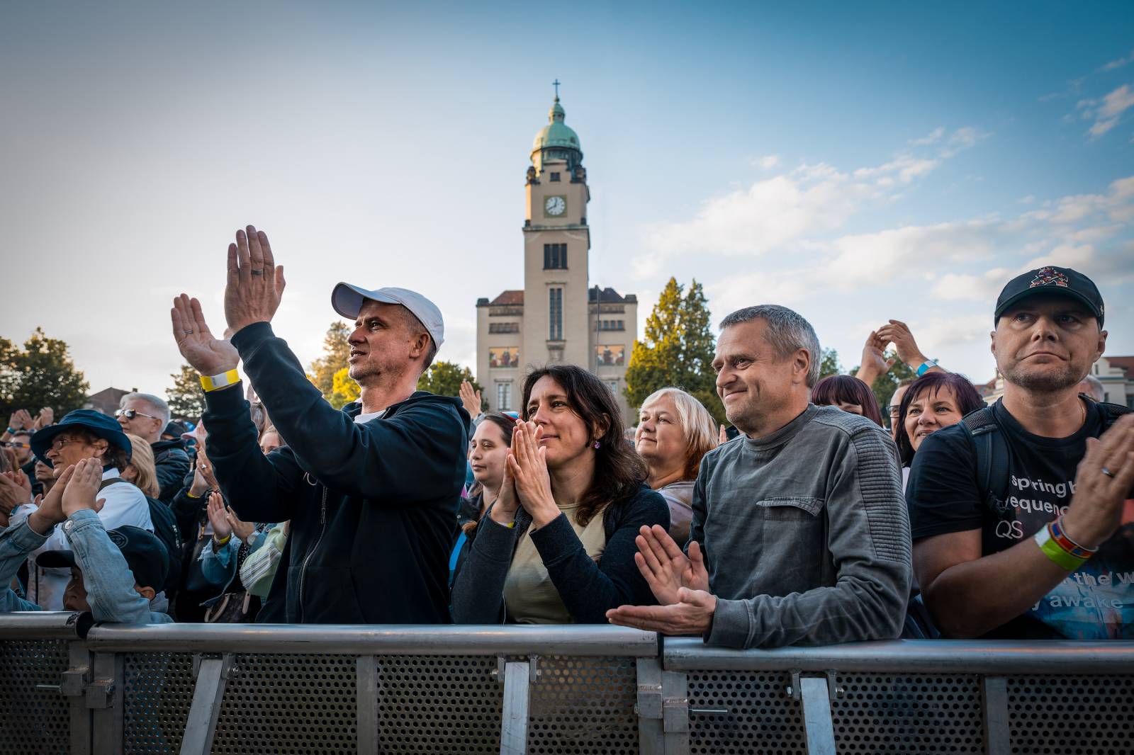 Mezi ploty, den první: Energičtí Skyline, okouzlující Tereza Balonová i legenda Richard Müller