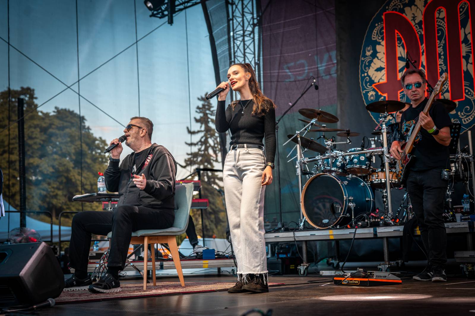 Mezi ploty, den první: Energičtí Skyline, okouzlující Tereza Balonová i legenda Richard Müller