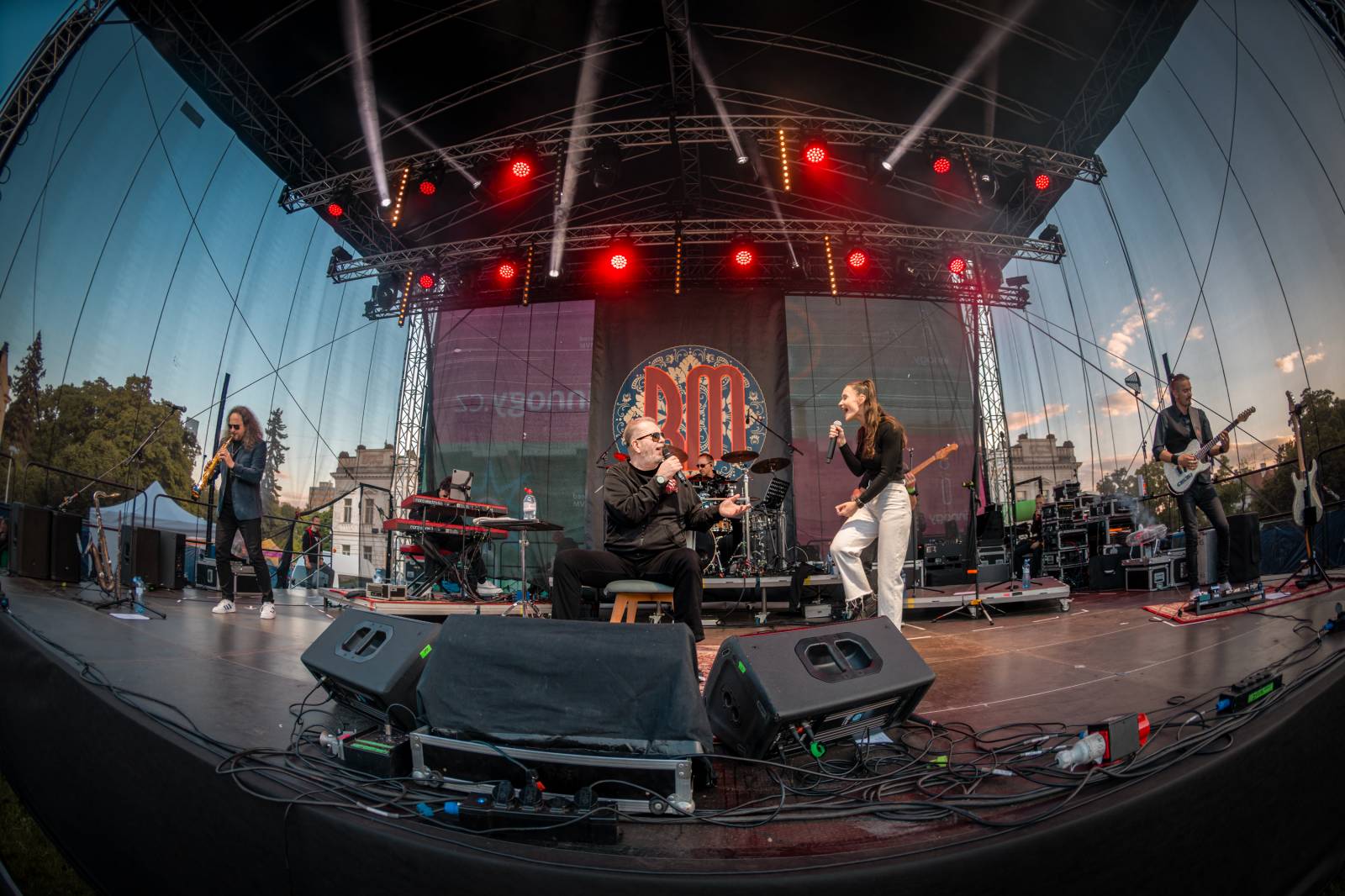 Mezi ploty, den první: Energičtí Skyline, okouzlující Tereza Balonová i legenda Richard Müller