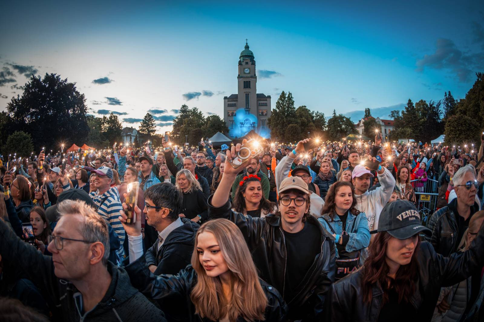 Mezi ploty, den první: Energičtí Skyline, okouzlující Tereza Balonová i legenda Richard Müller