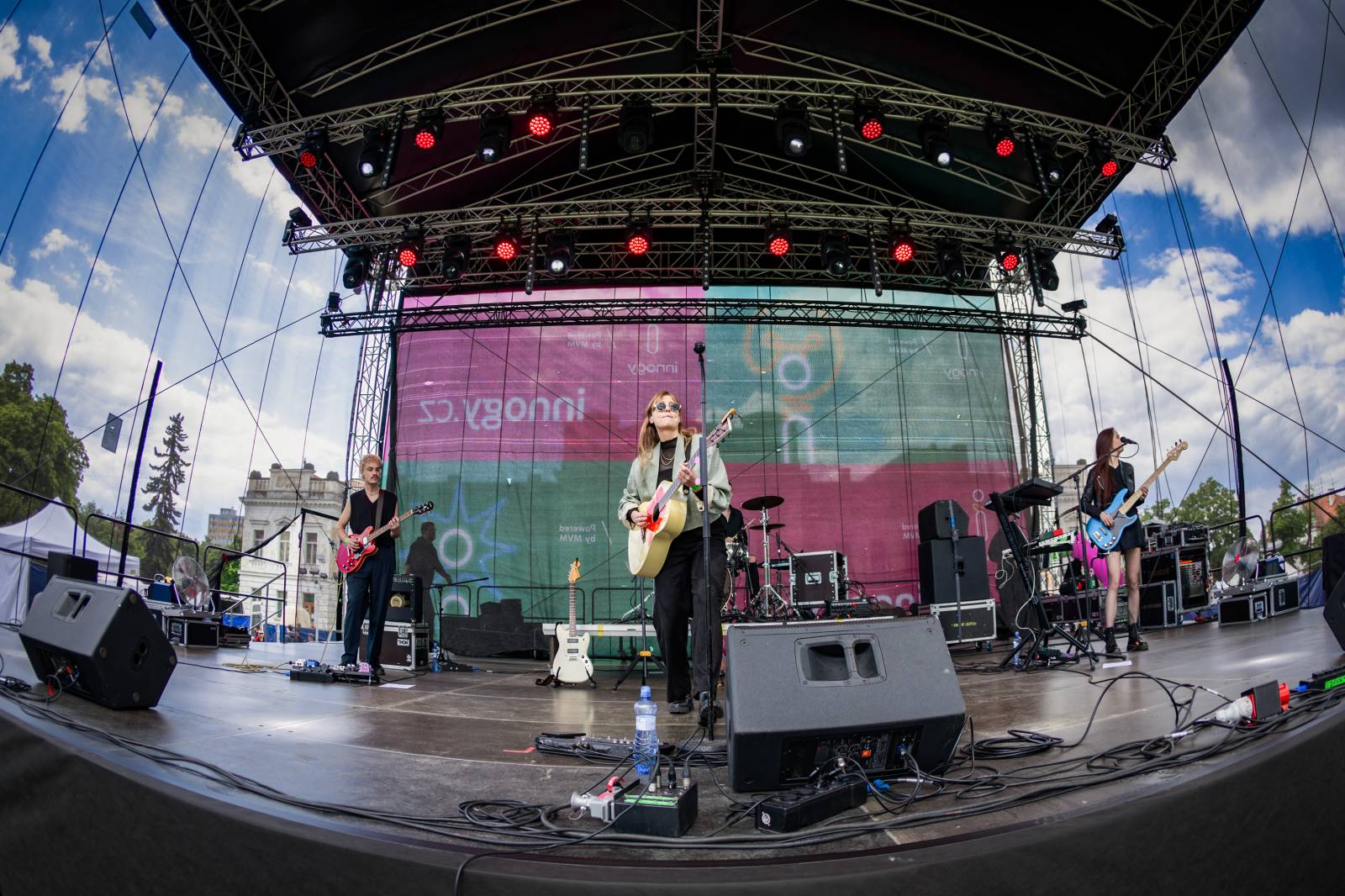 Mezi ploty, den první: Energičtí Skyline, okouzlující Tereza Balonová i legenda Richard Müller