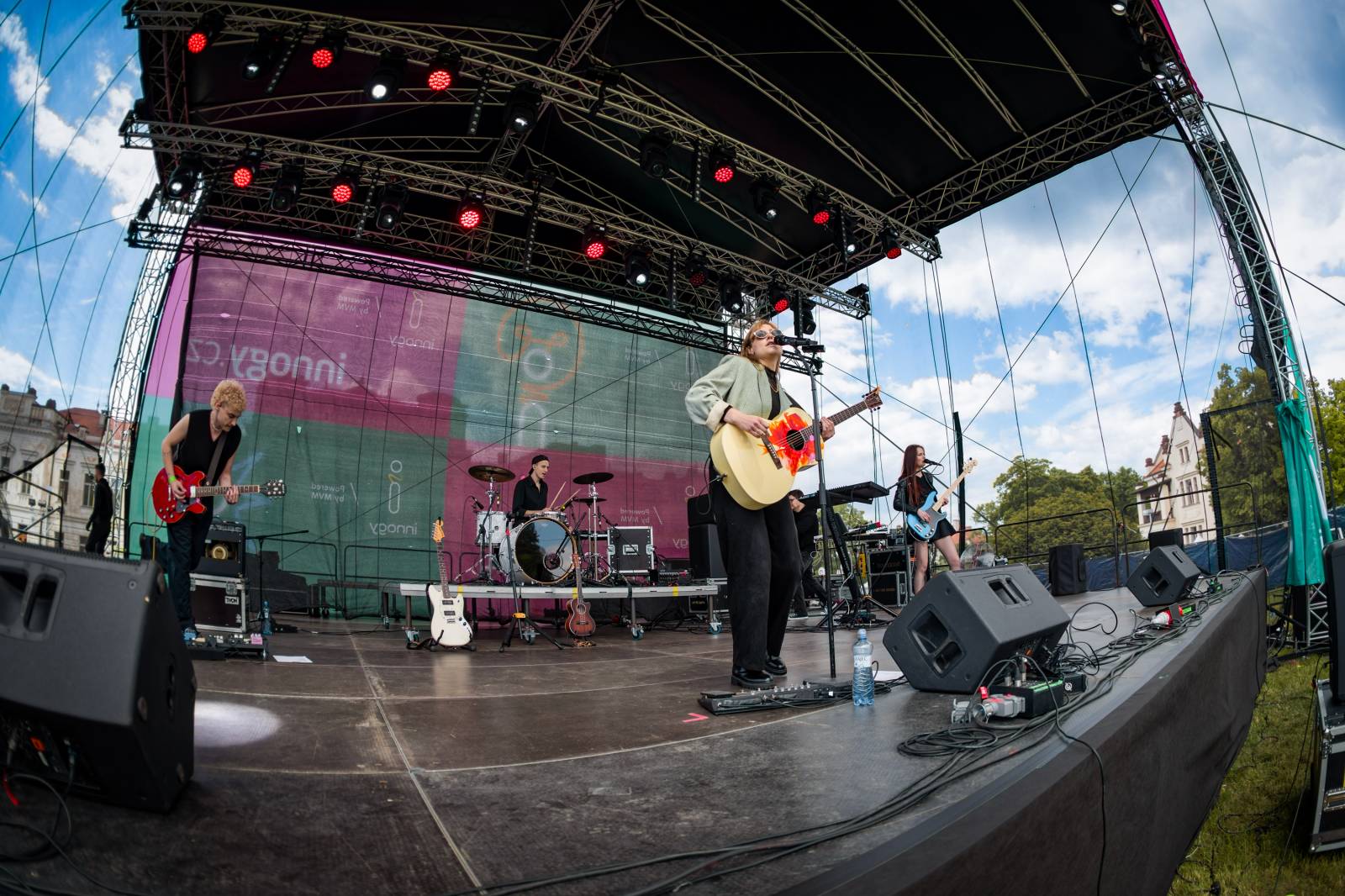 Mezi ploty, den první: Energičtí Skyline, okouzlující Tereza Balonová i legenda Richard Müller