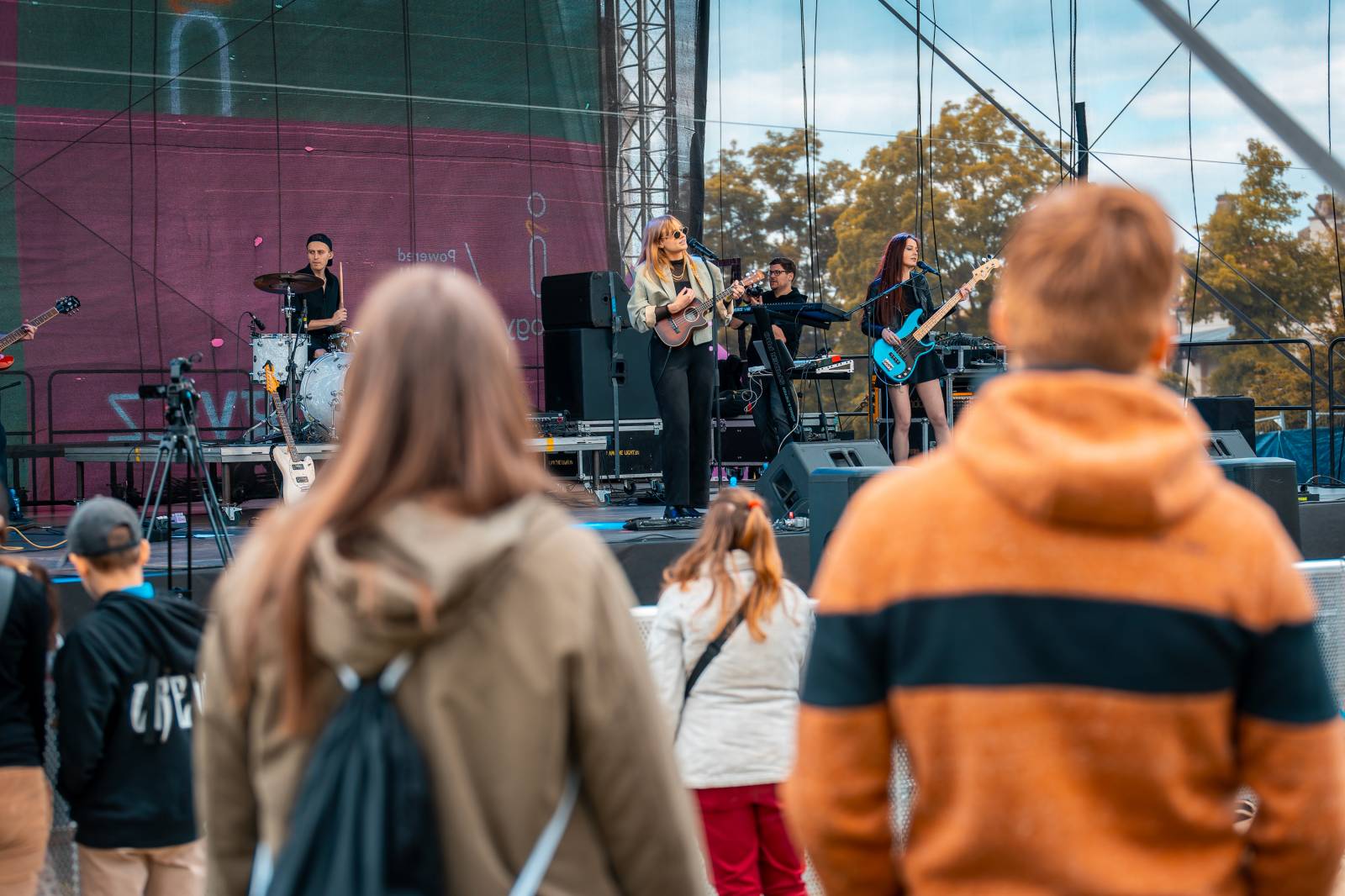 Mezi ploty, den první: Energičtí Skyline, okouzlující Tereza Balonová i legenda Richard Müller