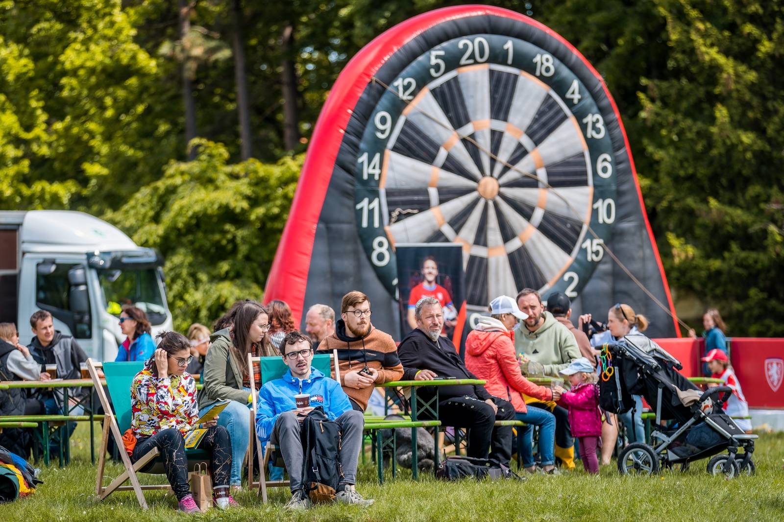 Mezi ploty, den první: Energičtí Skyline, okouzlující Tereza Balonová i legenda Richard Müller